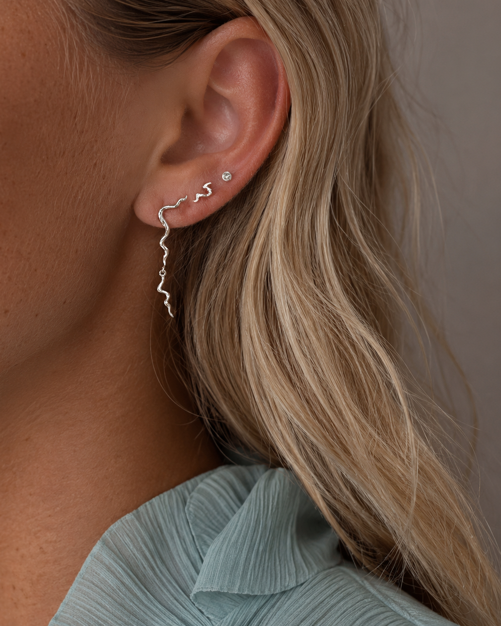 Amira örhängen i silver, 3 cm, från Fairytale Collection