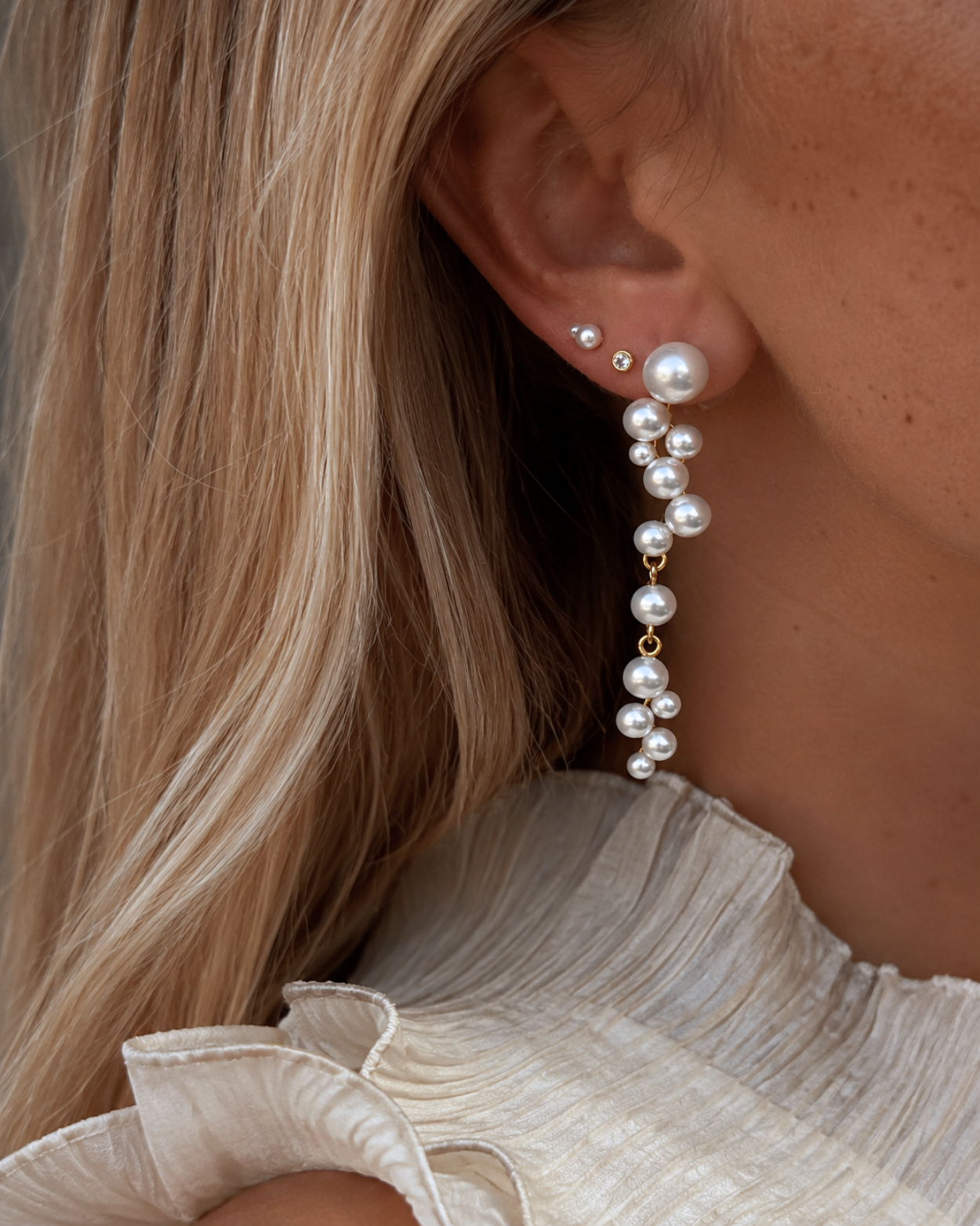 Amun Earrings i forgyldt sterlingsølv set helt tæt på med perleklaser