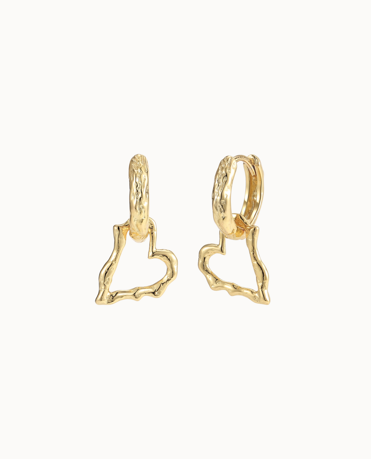 Aputi Earrings aus 18K vergoldetem Sterlingsilber – wellige Creole mit offenem Herzanhänger