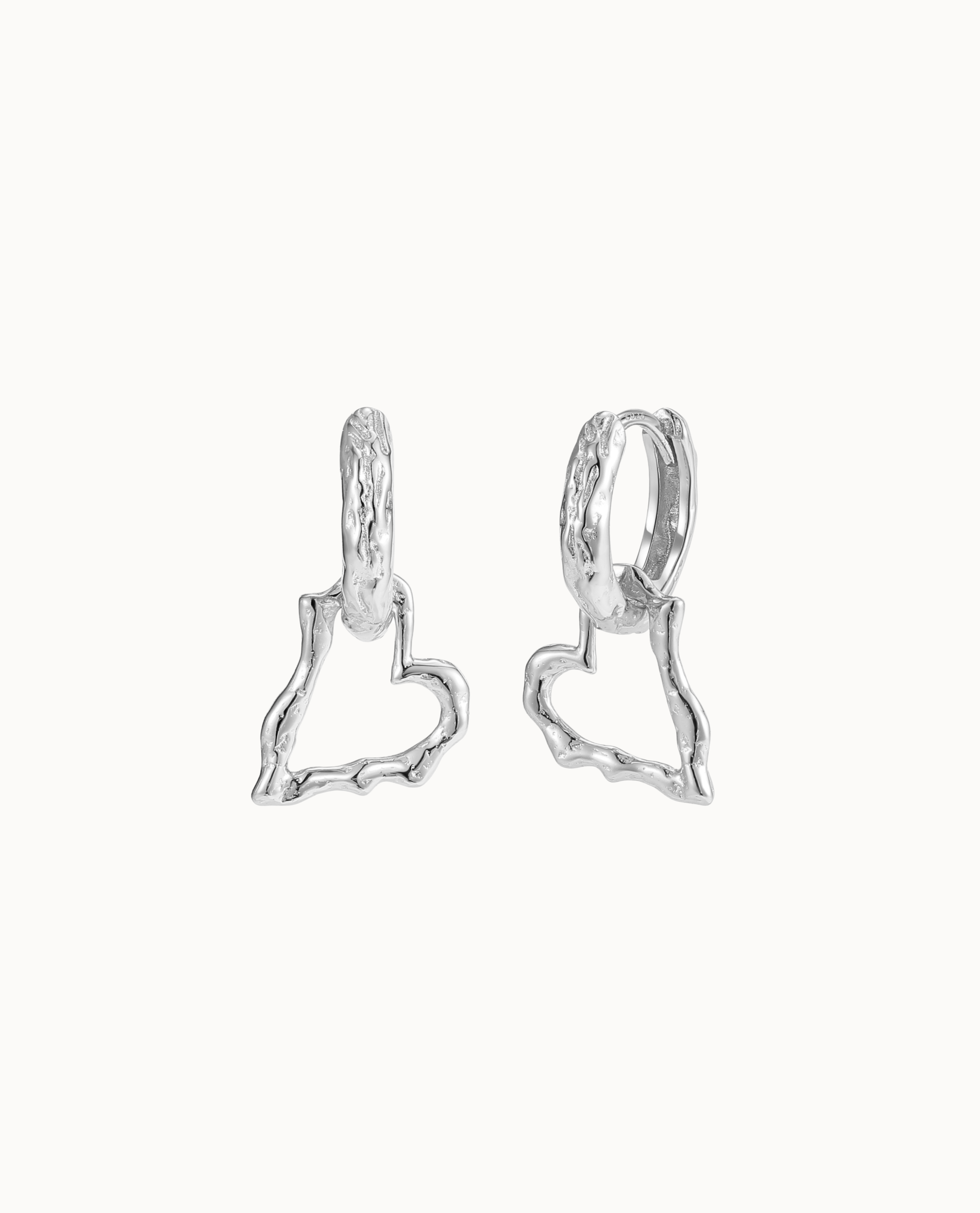 Aputi Earrings i 925 sterlingsølv – bølget creol med åbent hjertevedhæng