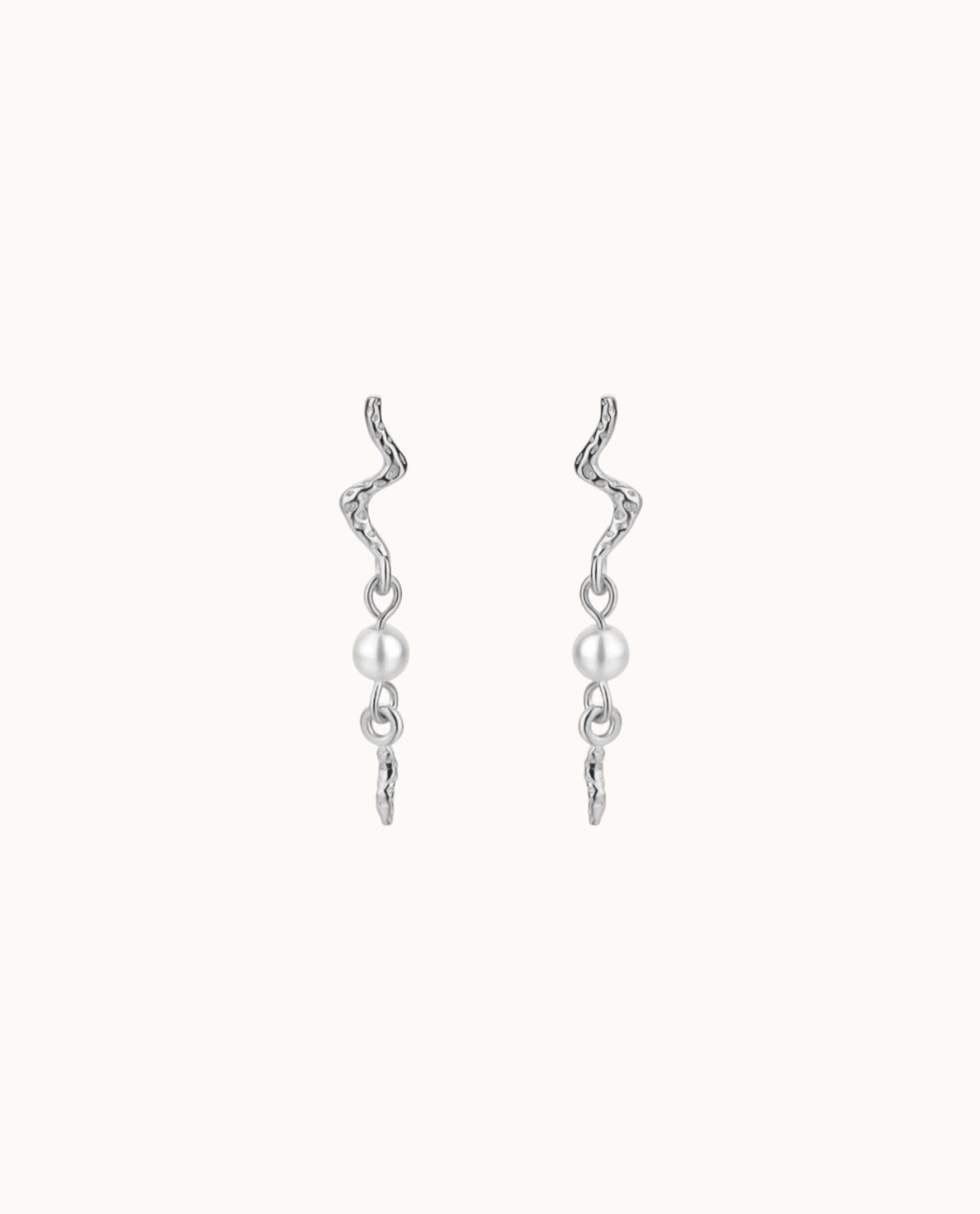 Aquarius Earrings i 925 sterlingsølv med perlemorsperler og organisk design