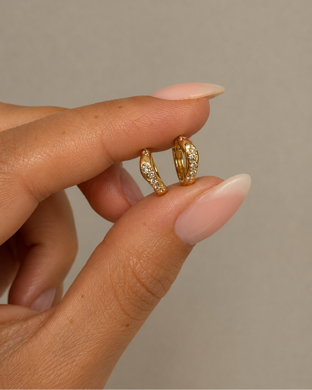 Ara Earrings i forgyldt sølv – små hoops med klare kubiske zirkoner