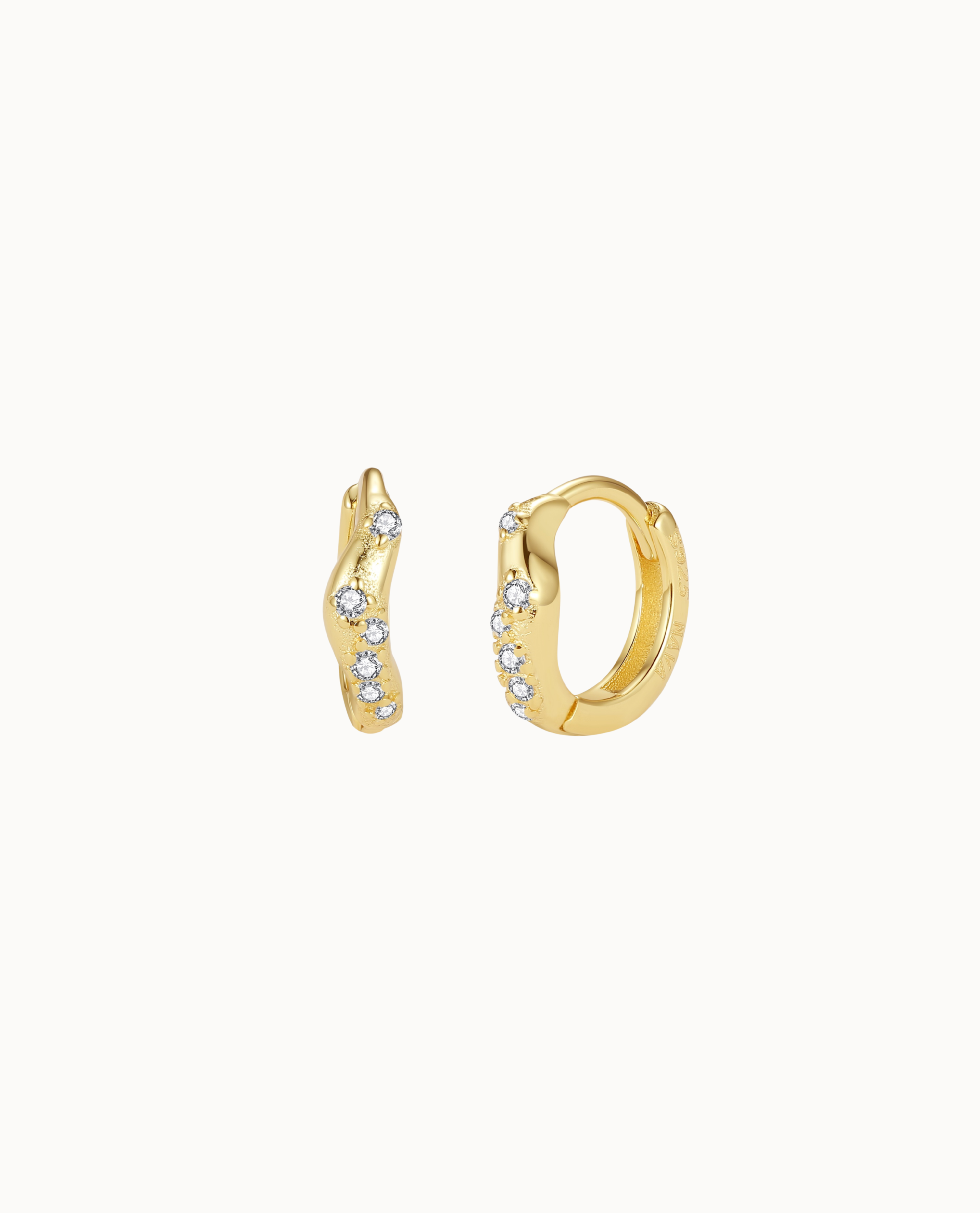 Ara Earrings i 18K forgyldt sterlingsølv – små bølgede hoops dækket af klare zirkoner