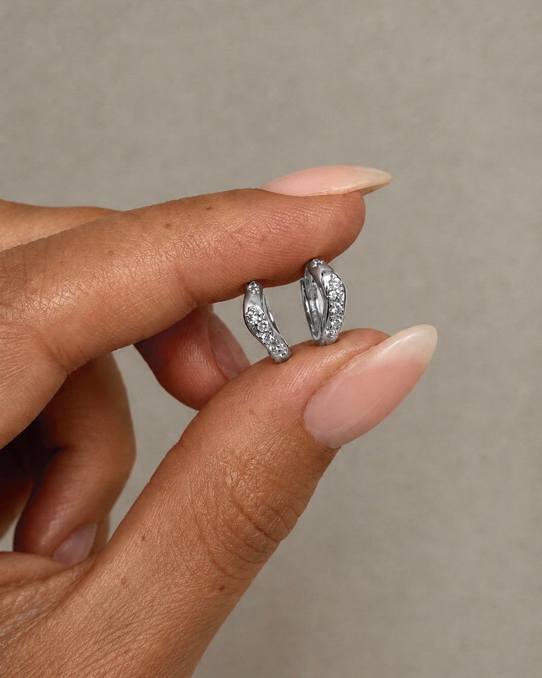 Ara Earrings i sterlingsølv med klare zirkoner og bølget design
