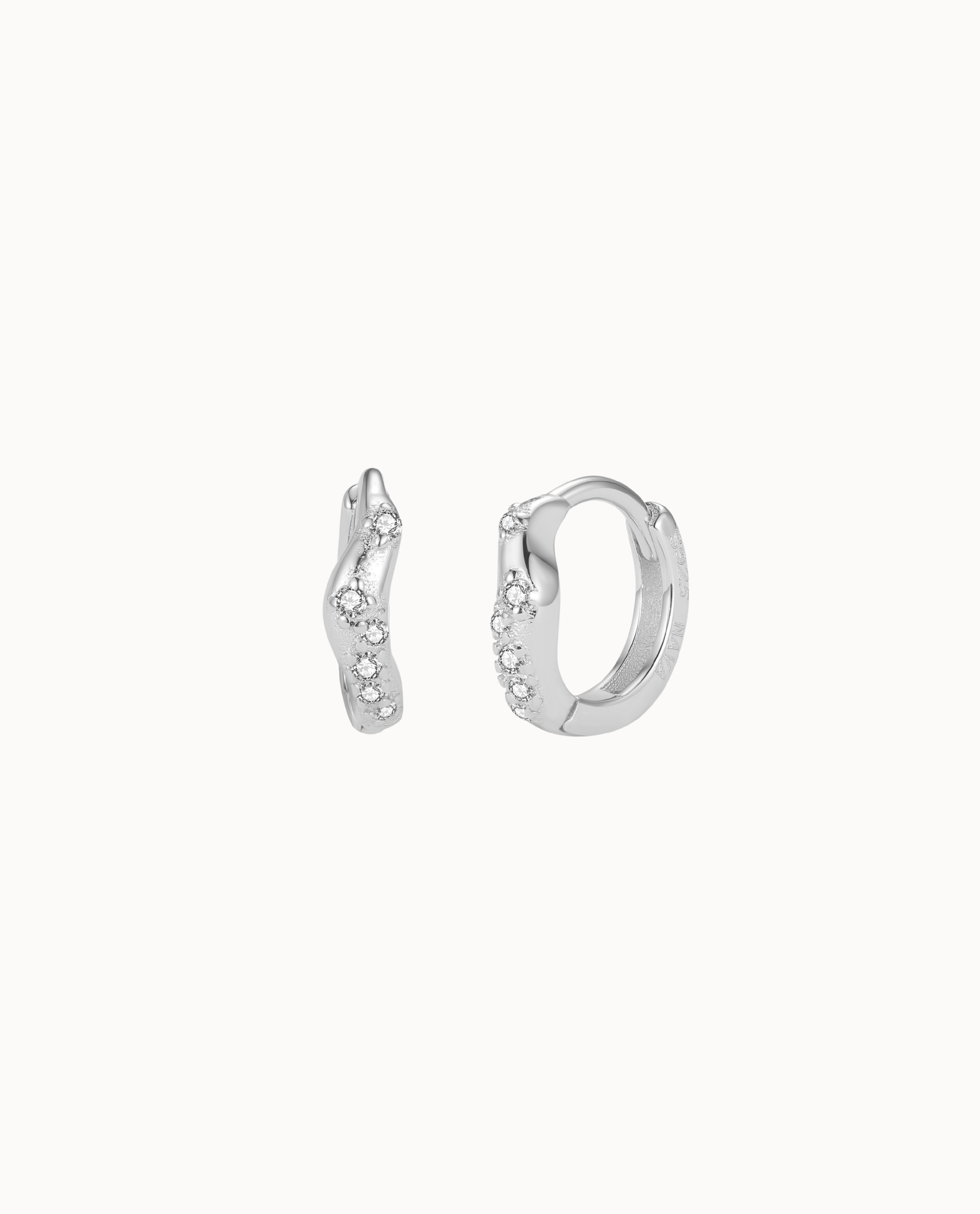 Ara Earrings i 925 sterlingsølv – små bølgede hoops dækket af klare zirkoner
