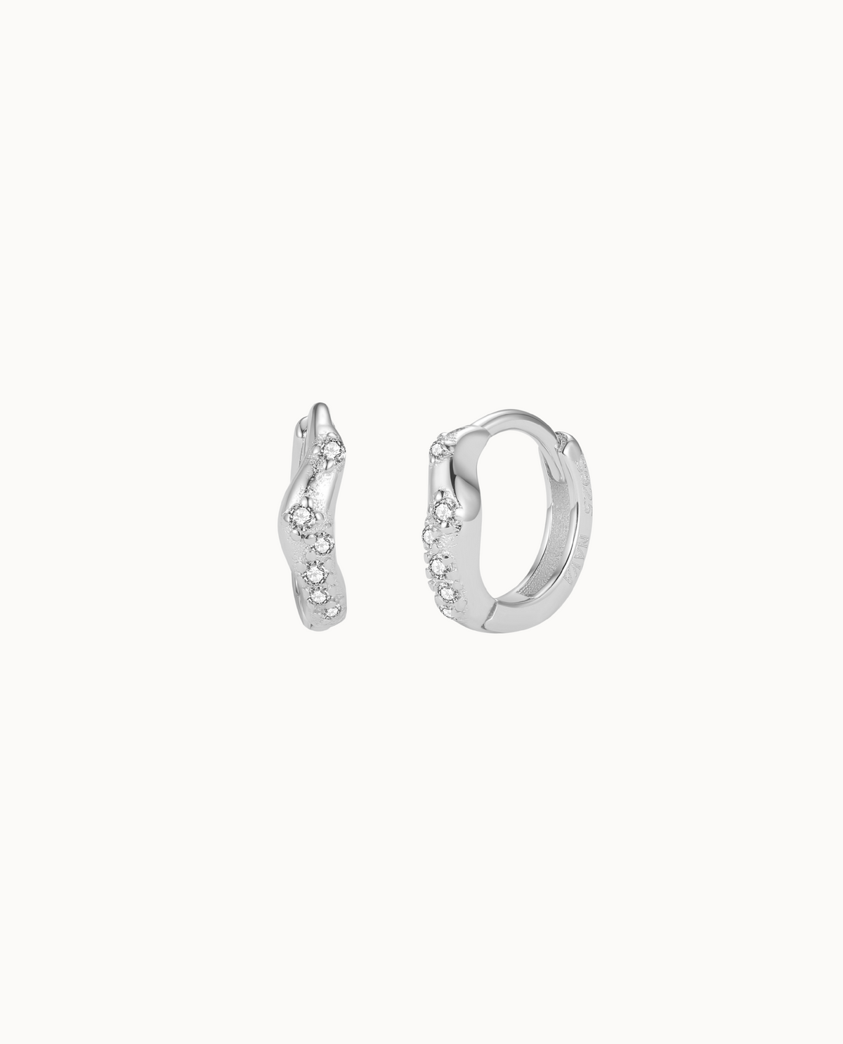 Ara Earrings i 925 sterlingsølv – små bølgede hoops dækket af klare zirkoner