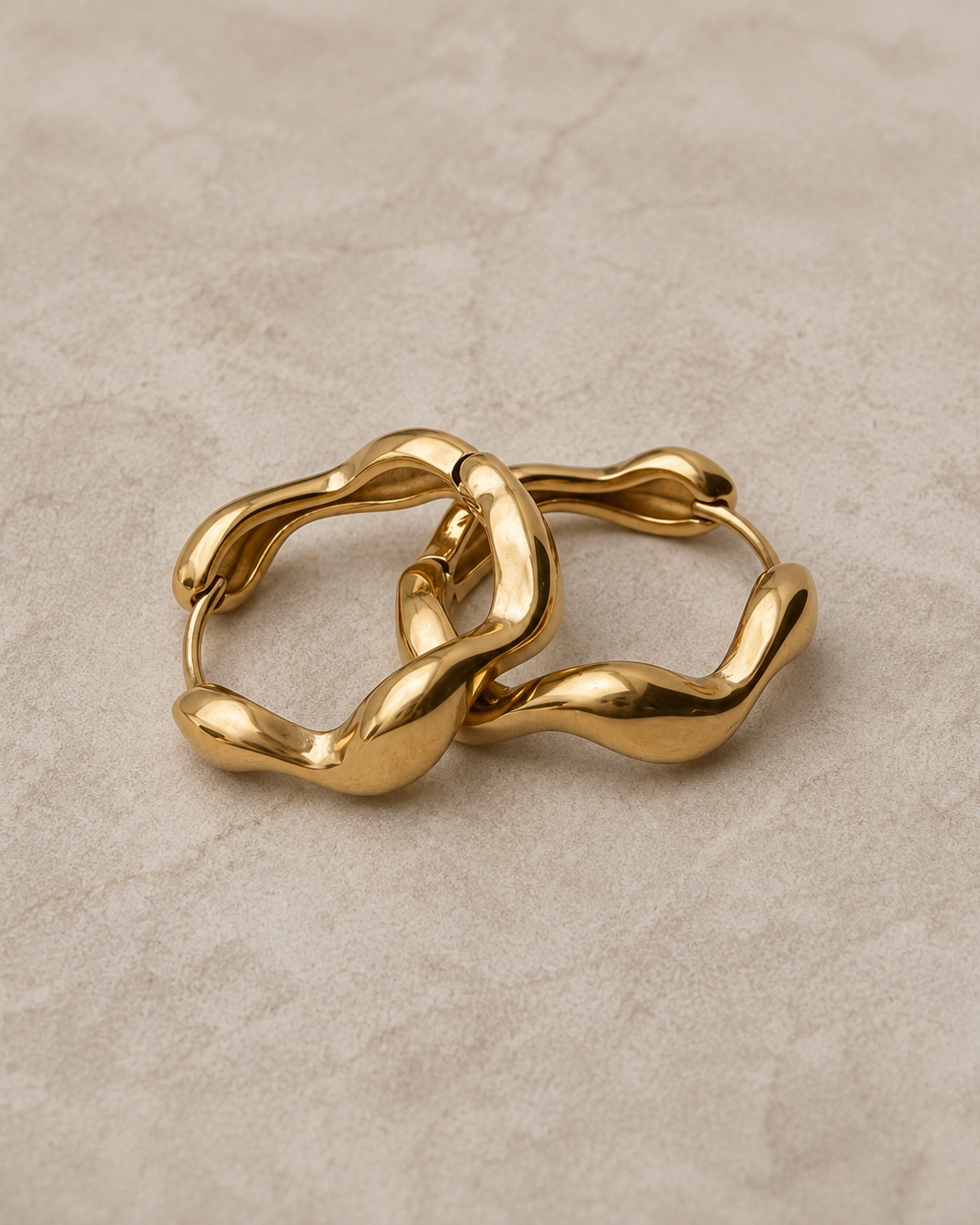 Gold-plated Aria hoops of 1.9 cm with a wavy shape
