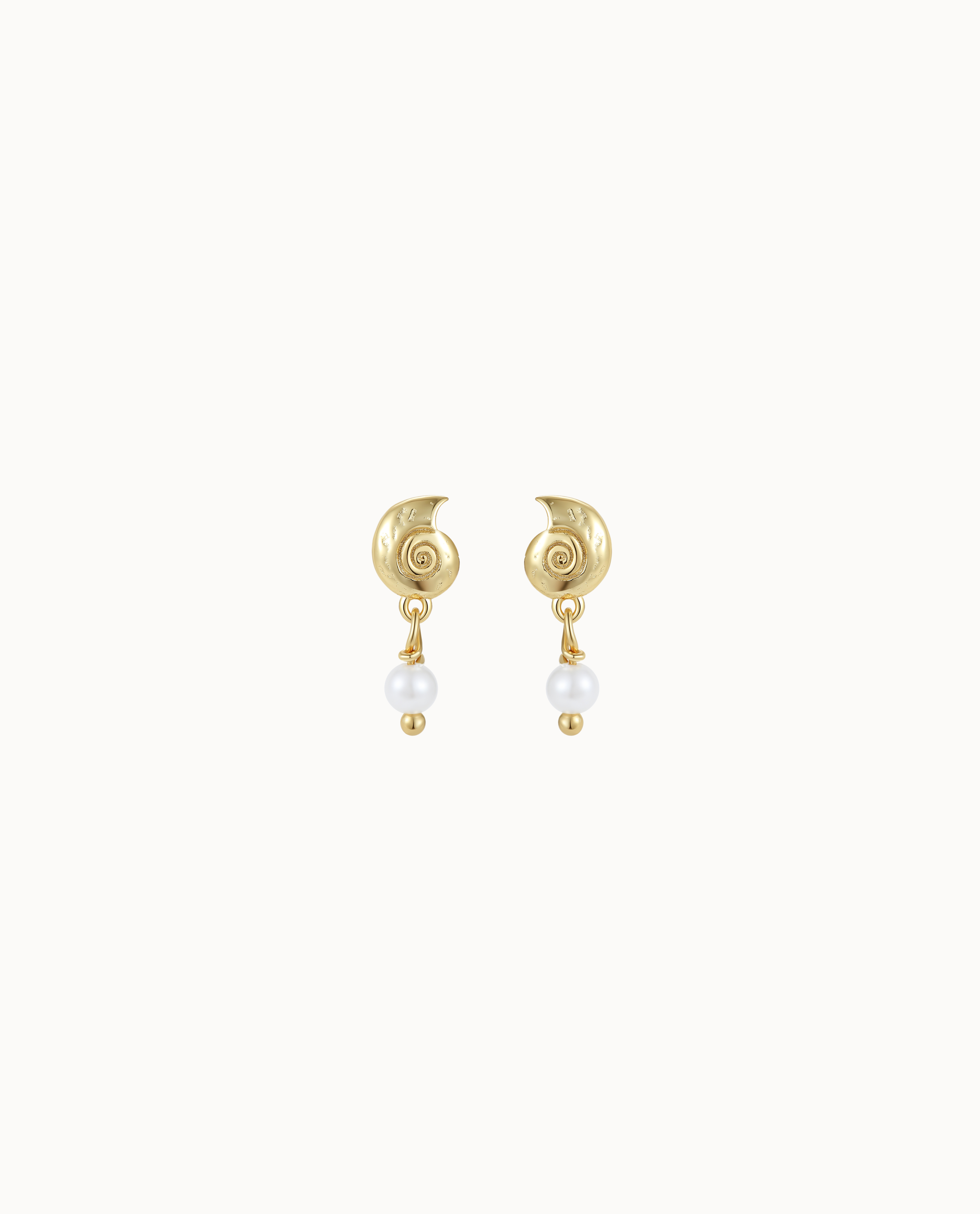 Aruba Earrings in 18K verguld sterling zilver met gedraaid schelpontwerp en zwevende parel