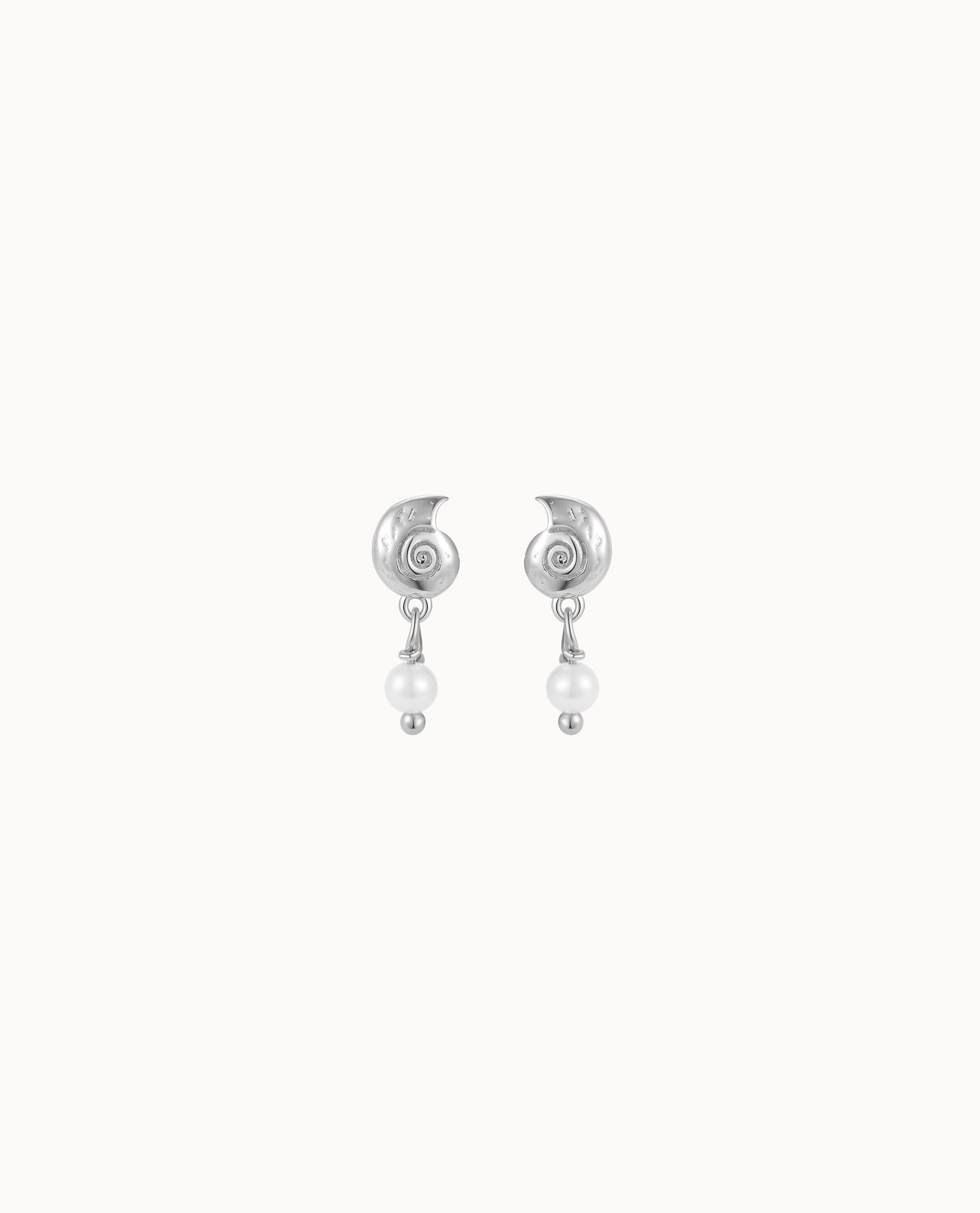 Aruba Earrings i 925 sterlingsølv med snoet konkylie-design og svævende perle