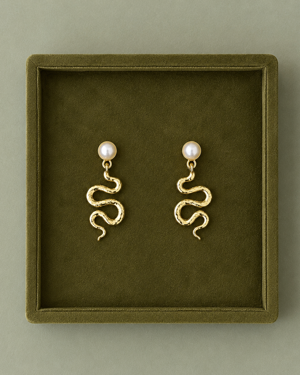 Astika oorbellen met gedraaide slang en schelpparel van verguld 925 sterling zilver