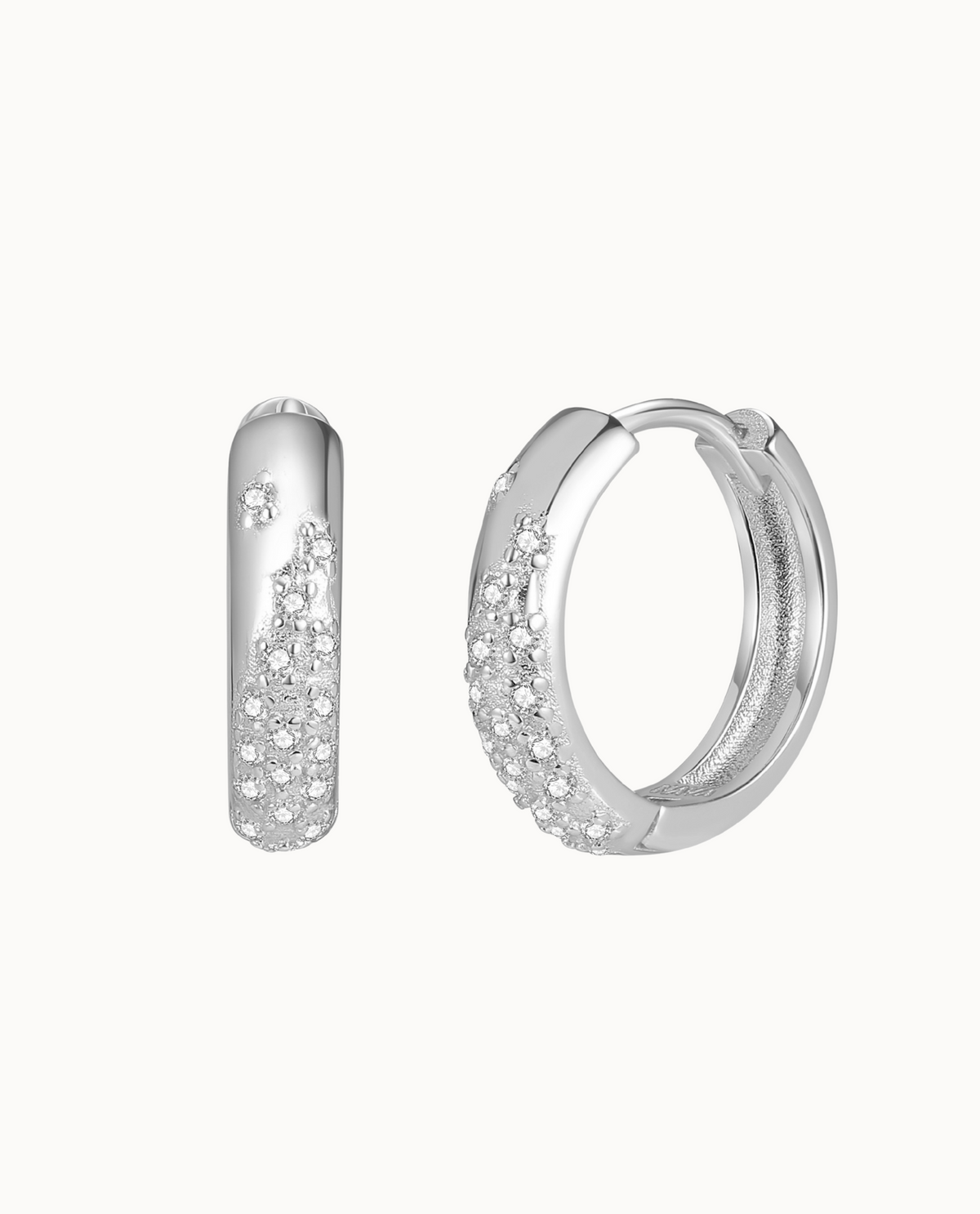 Astra Earrings i 925 sterlingsølv – chunky creoler med klare zirkoner