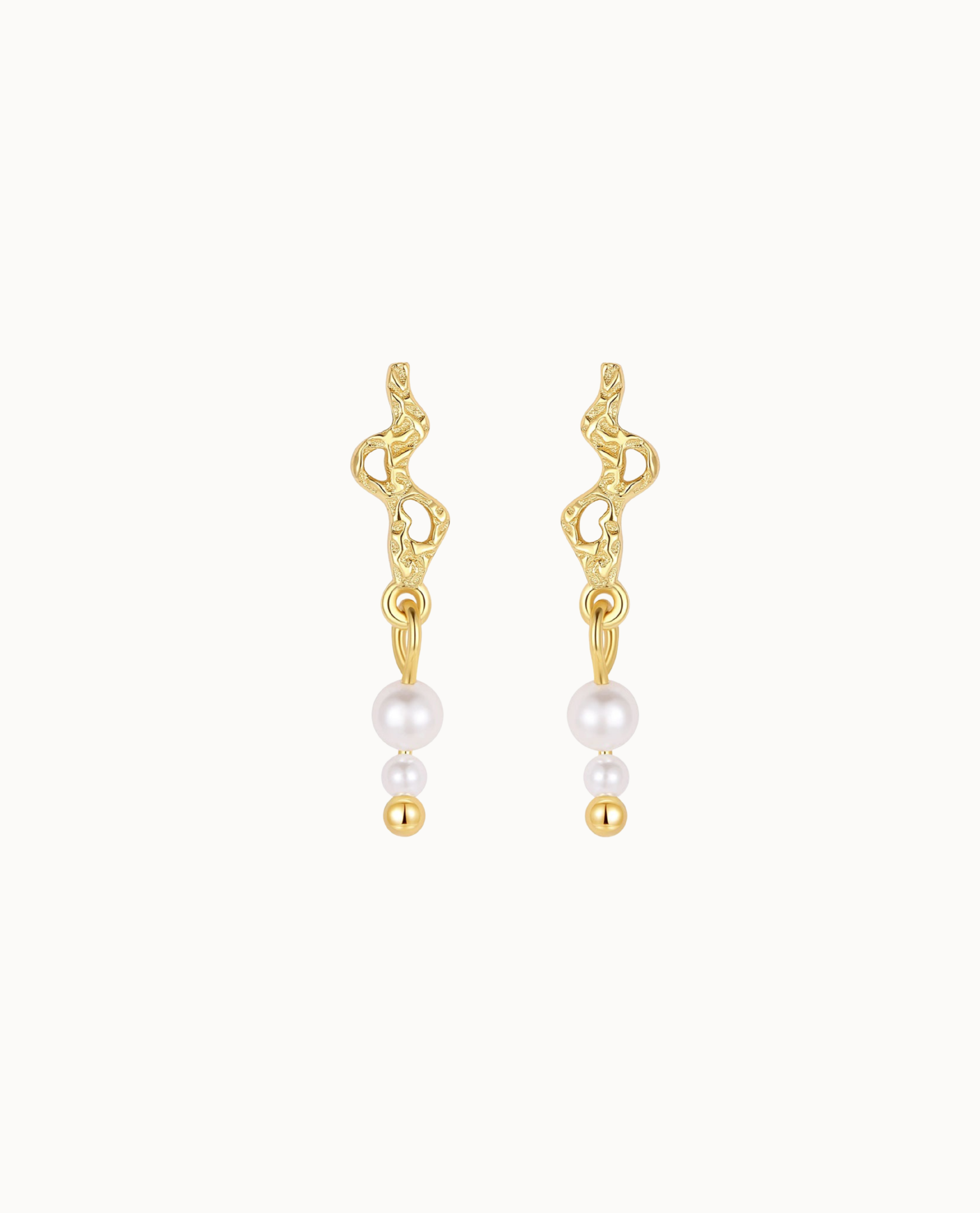 Avisa Earrings i 18K forgyldt sterlingsølv med to perler og banket struktur