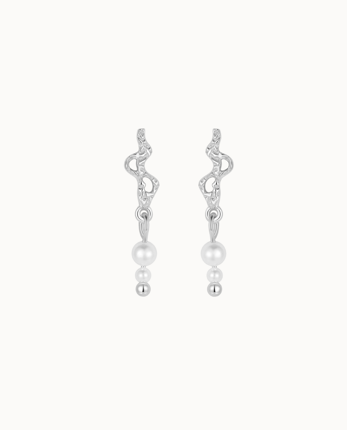 Avisa Earrings in 925 sterling zilver met twee parels en gehamerde structuur