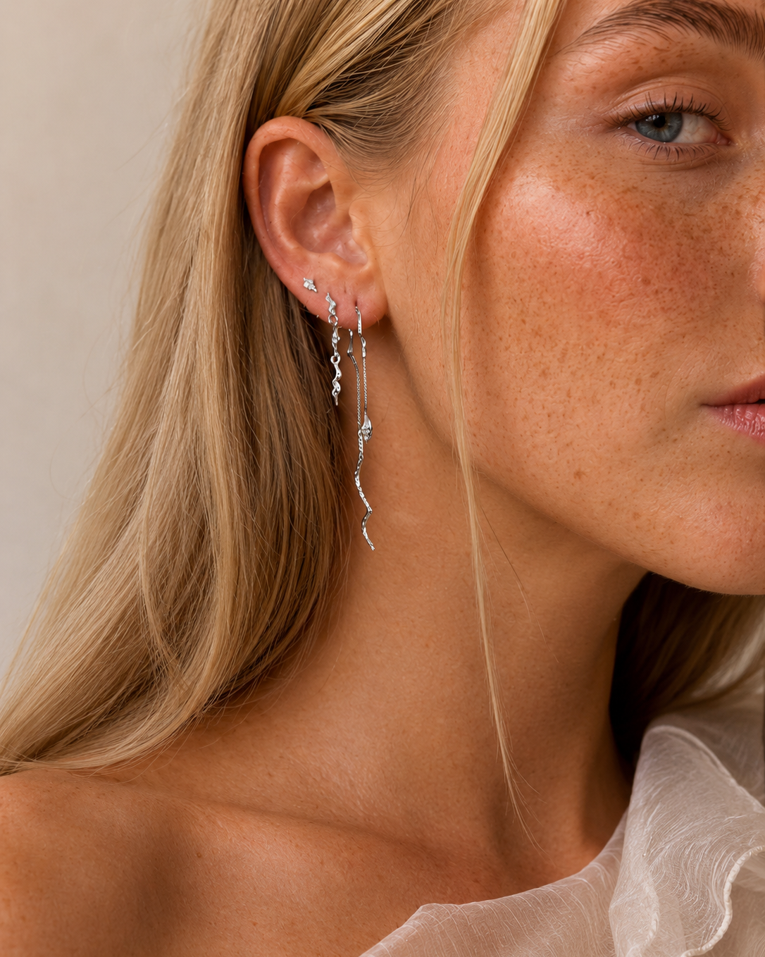 Kleine maanvormige Ayla oorknopjes van 925 sterling zilver uit de Moonshine collectie