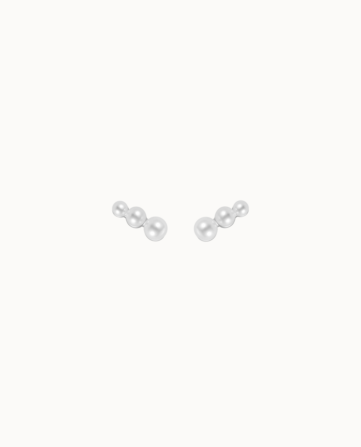 Balti stiftörhängen i 925 sterlingsilver med tre små pärlor