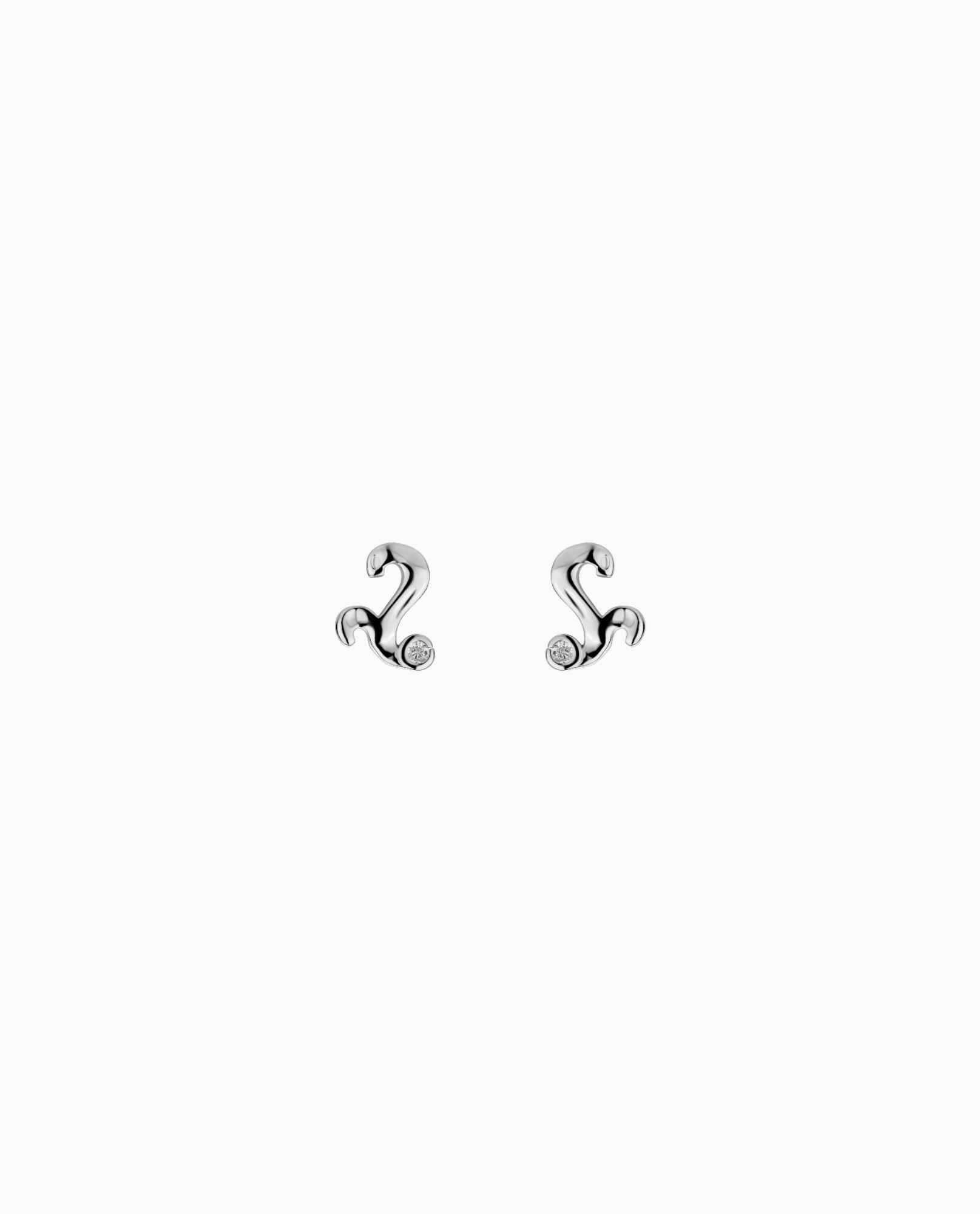 Bekko Petite Studs in 925 sterling zilver in de vorm van een golf met kubische zirkoon