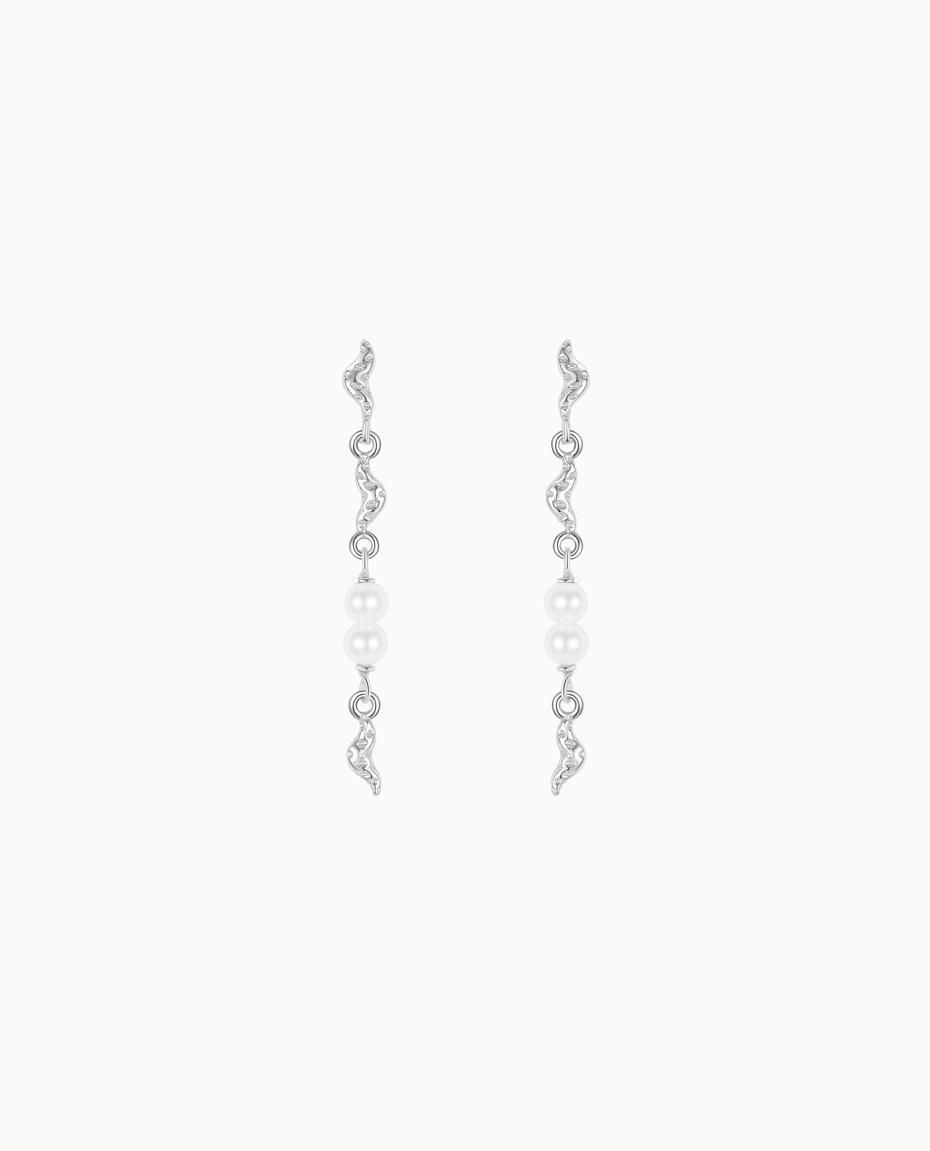 Blaine Earrings aus 925er Sterlingsilber mit welligen Gliedern und zwei feinen Perlen