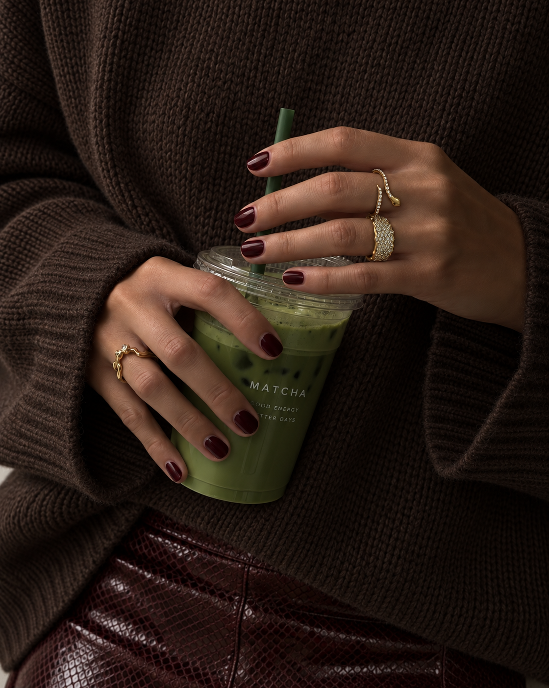 Boa Ring aus vergoldetem Stahl, fotografiert mit Matcha