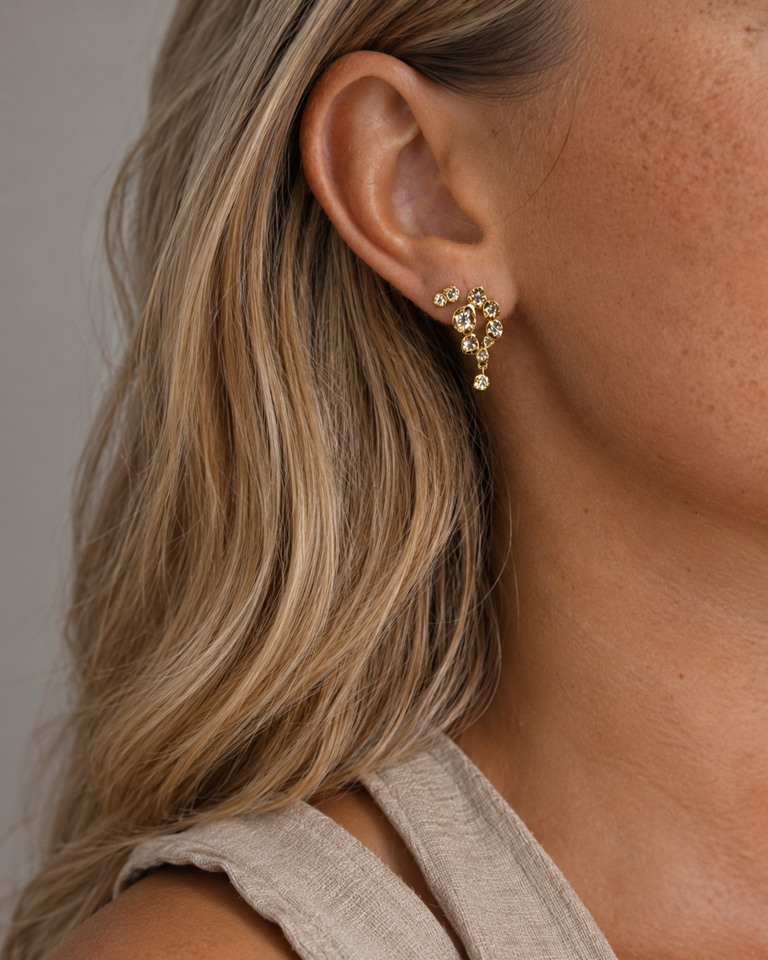 Calima Earrings og Nuvia Petite Studs i forgyldt sterlingsølv stylet sammen
