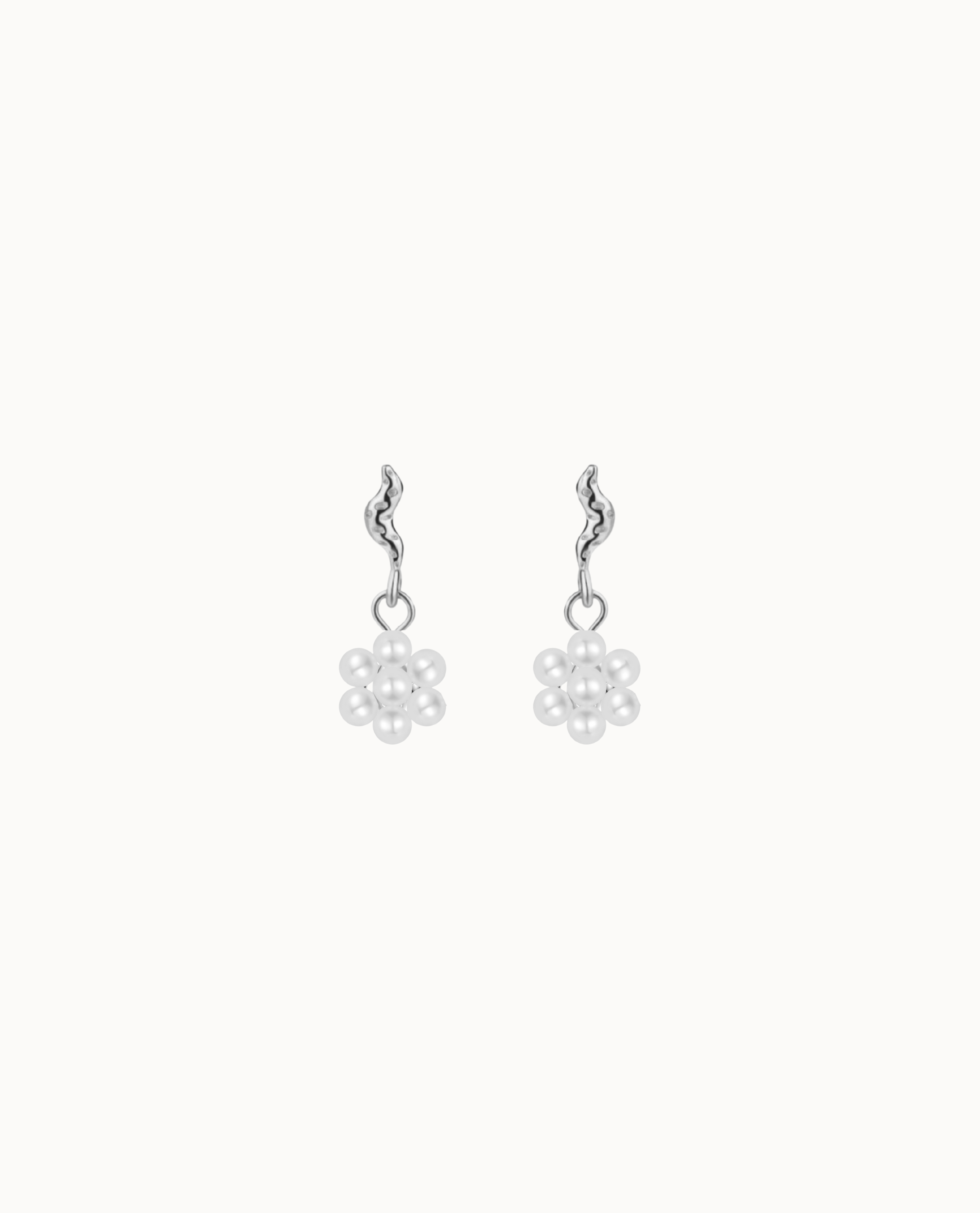 Camelia Earrings i 925 sterlingsølv med lille blomstervedhæng af skalperler