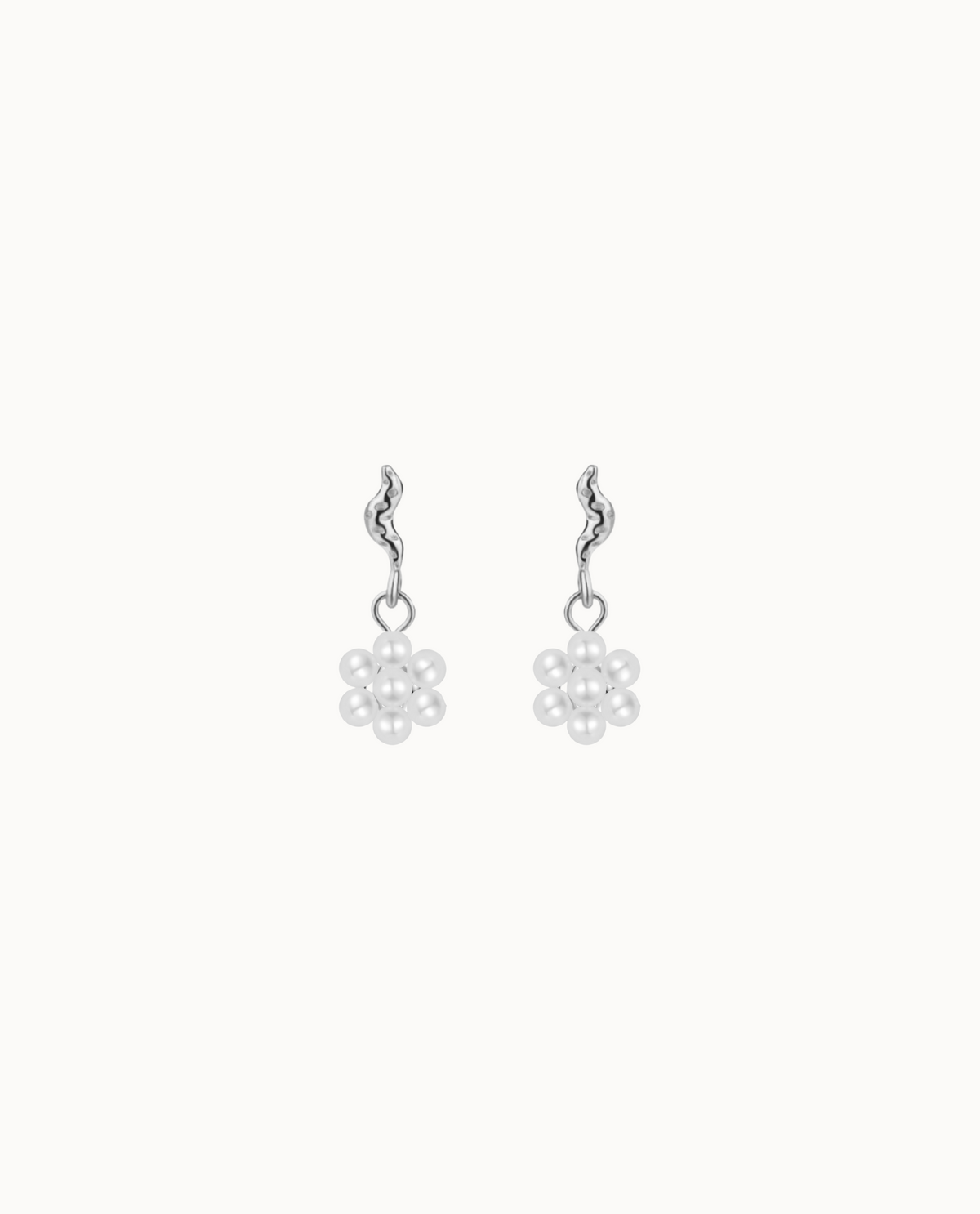 Camelia Earrings i 925 sterlingsølv med lille blomstervedhæng af skalperler