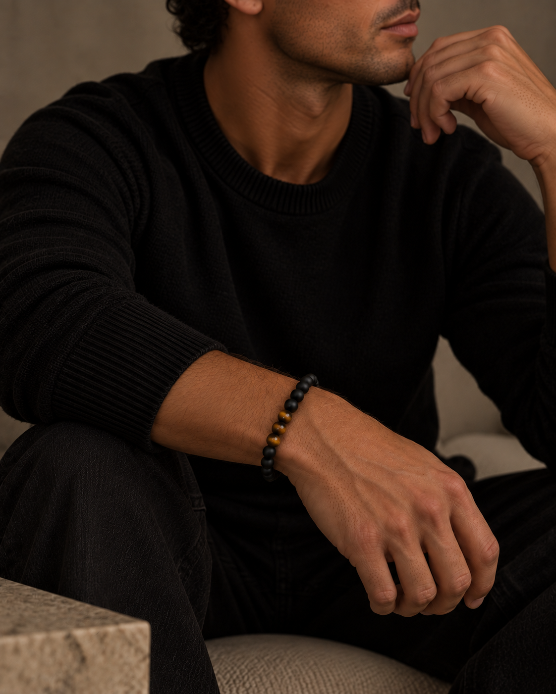 Detail des Canyon Herrenarmbands mit schwarzen Steinen und braunen Tigerauge-Perlen