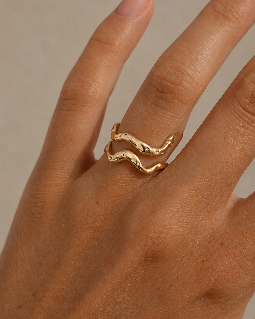 Caspian Ring im vergoldeten Design mit offener, wellenförmiger Form