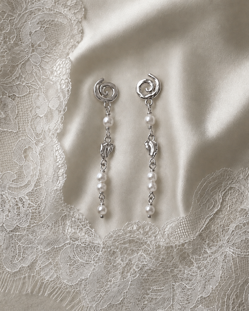 Cayman oorbellen in sterling zilver met gedraaide top, parels en organische details