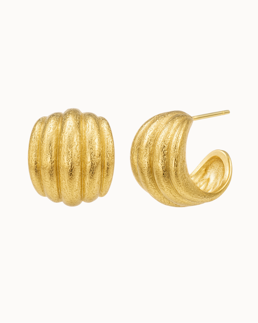 Coil studs in 14K gold-plated stainless steel with a bold ribbed design