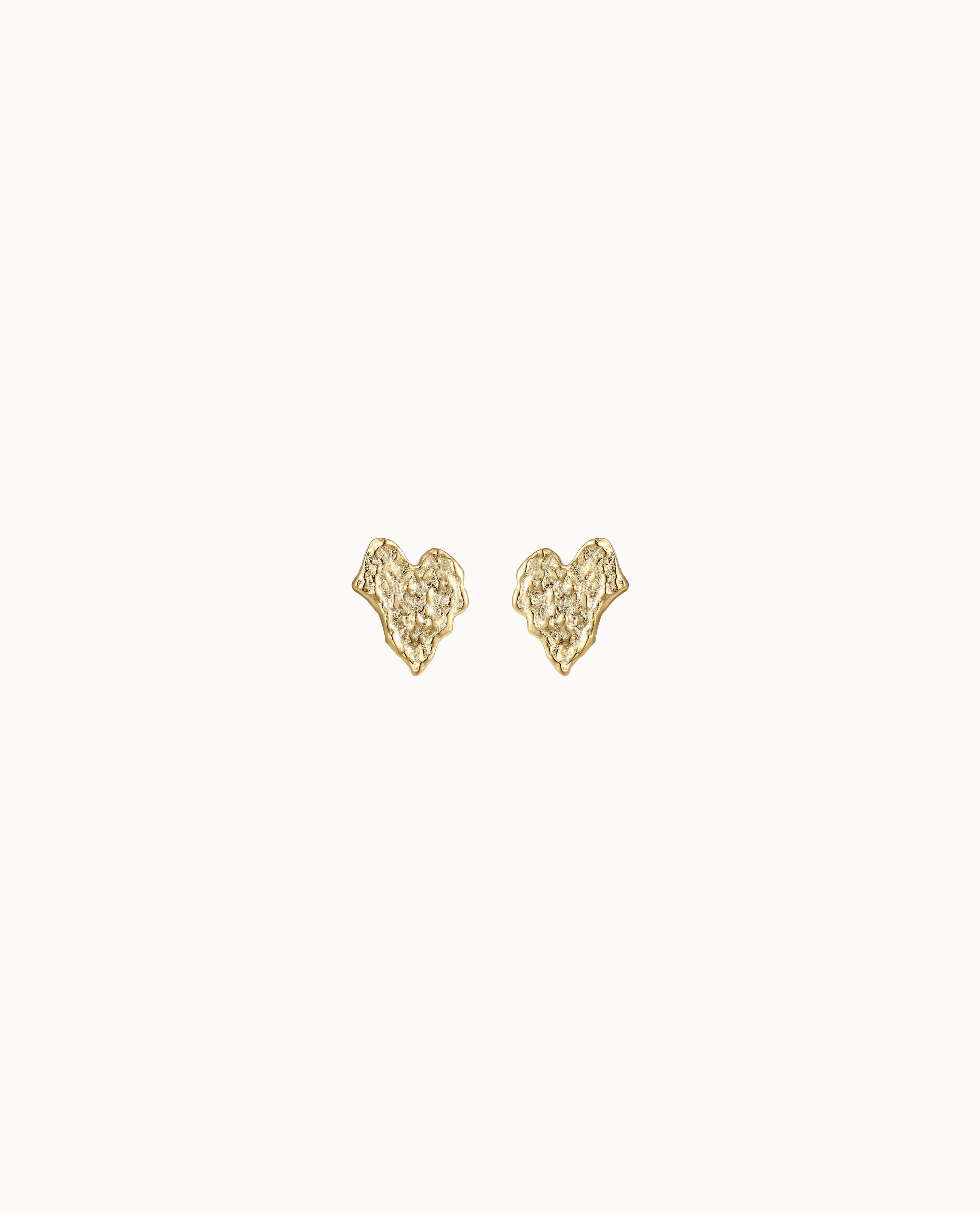 Cove Petite Studs in 18K verguld sterling zilver – kleine hartvormige oorknopjes met ruw oppervlak