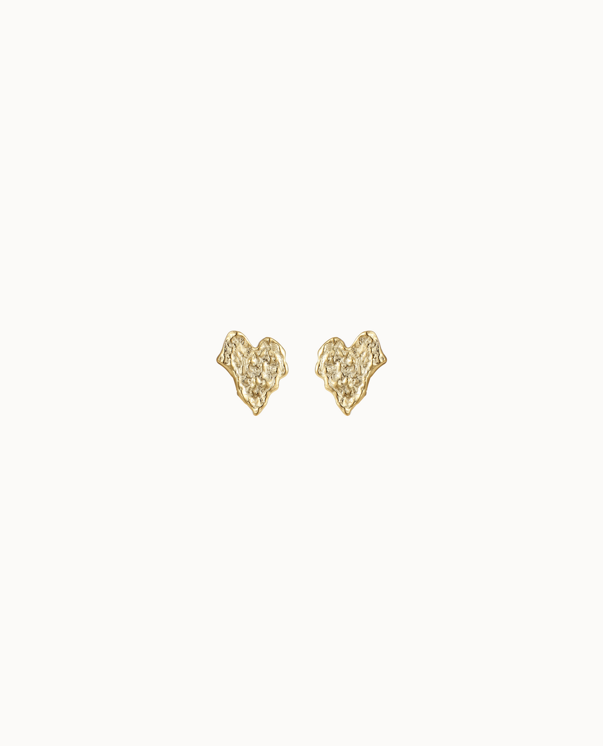 Cove Petite Studs i 18K forgyldt sterlingsølv – små hjerteformede ørestikker med rå overflade
