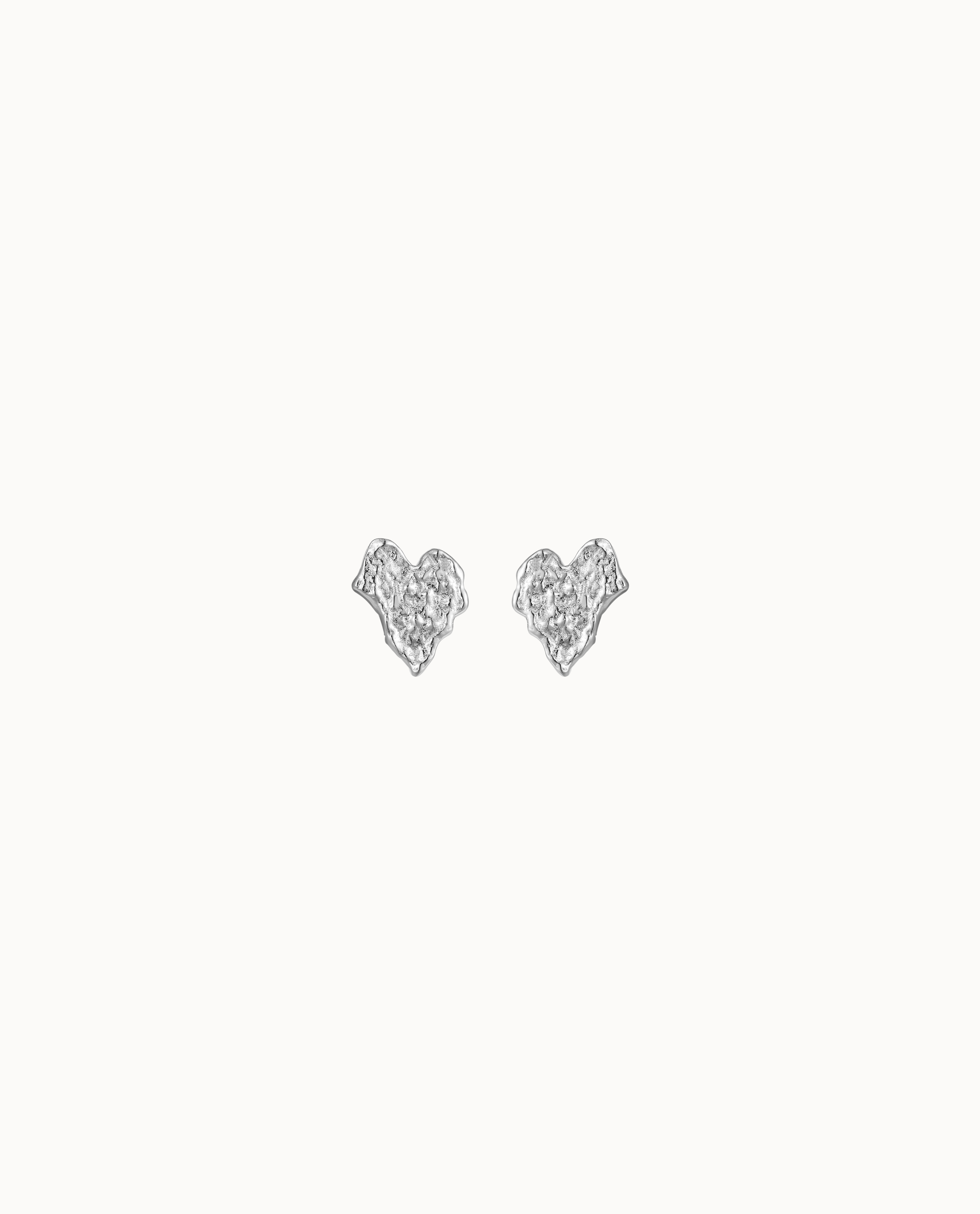 Cove Petite Studs i 925 sterlingsølv – små hjerteformede ørestikker med rå overflade