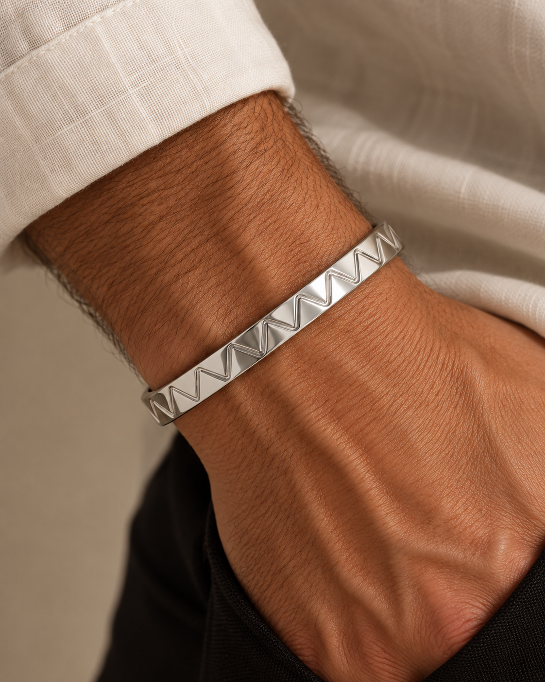 Silberfarbener Cruz Cuff für Herren mit offenem Design und markantem geometrischem Muster