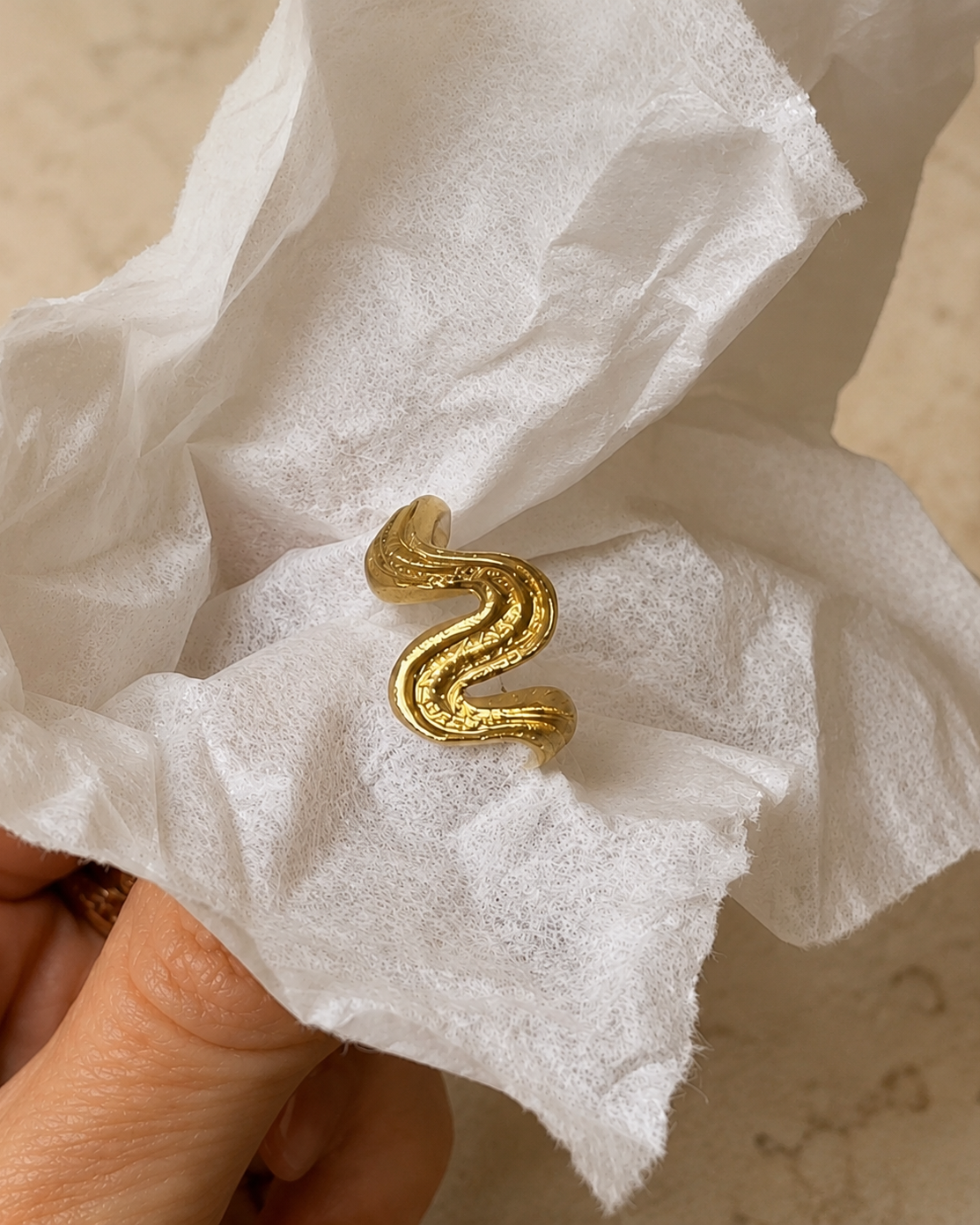 Forgyldt Current statement ring med rå, tekstureret overflade