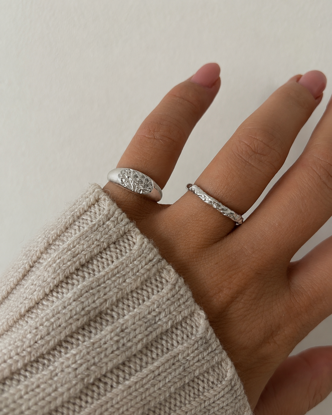 Cyra ring i sterlingsølv – enkel ring med naturligt udseende