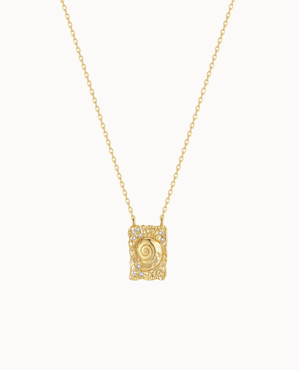 Darya Necklace in 18K verguld sterling zilver met rechthoekige schelphanger en kleine steentjes