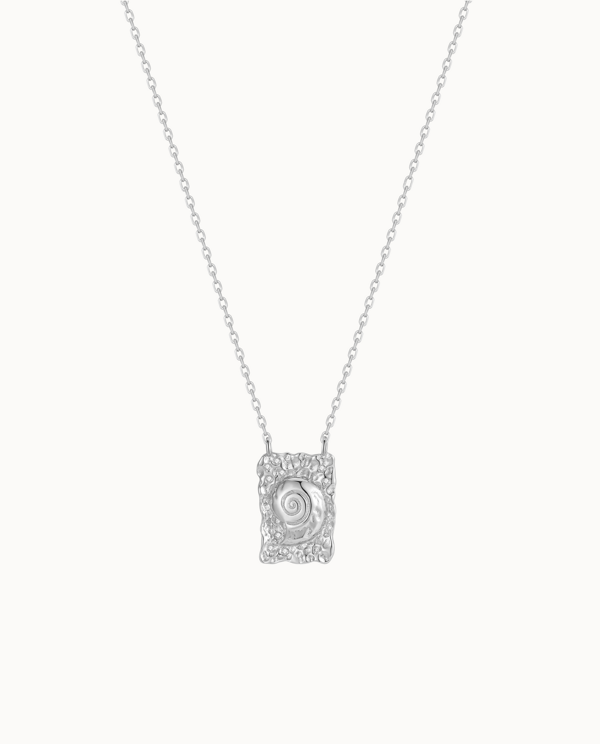Darya Necklace i 925 sterlingsølv med rektangulært konkylievedhæng og små sten