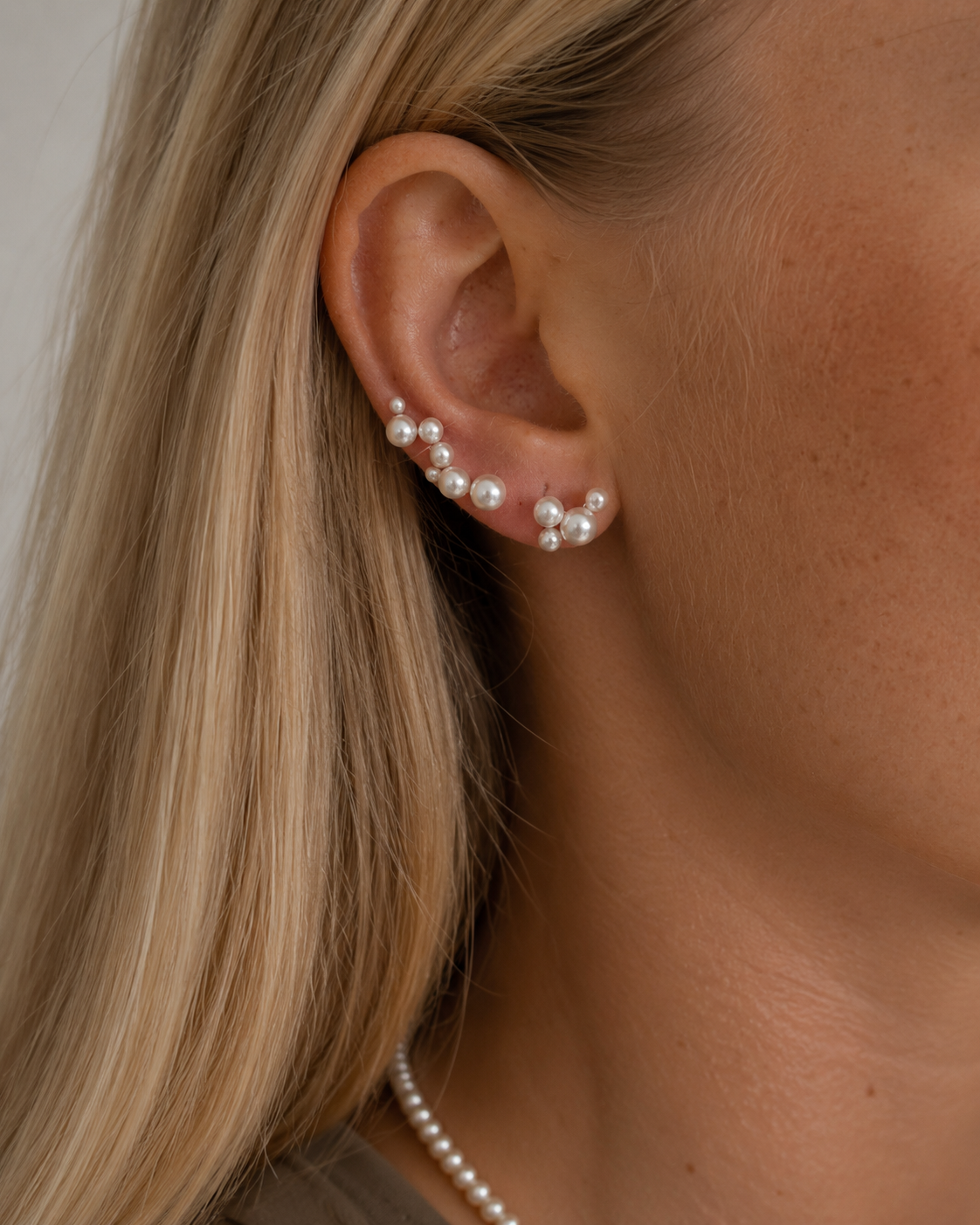 Close-up of Dimah earrings in 925 sterling silver with mother-of-pearl