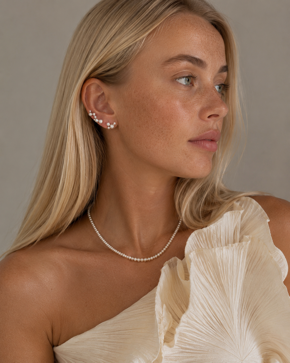 Dimah earrings in 925 sterling silver with a white mother-of-pearl bead