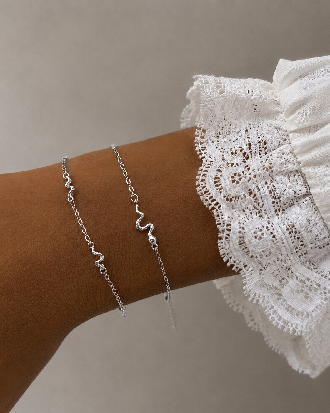 Elaphe Armband mit feiner Kette und kleinem Schlangenanhänger aus 925er Sterlingsilber