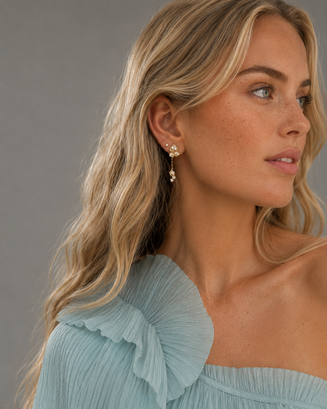 Gold-plated Elara earrings with discreet pendant