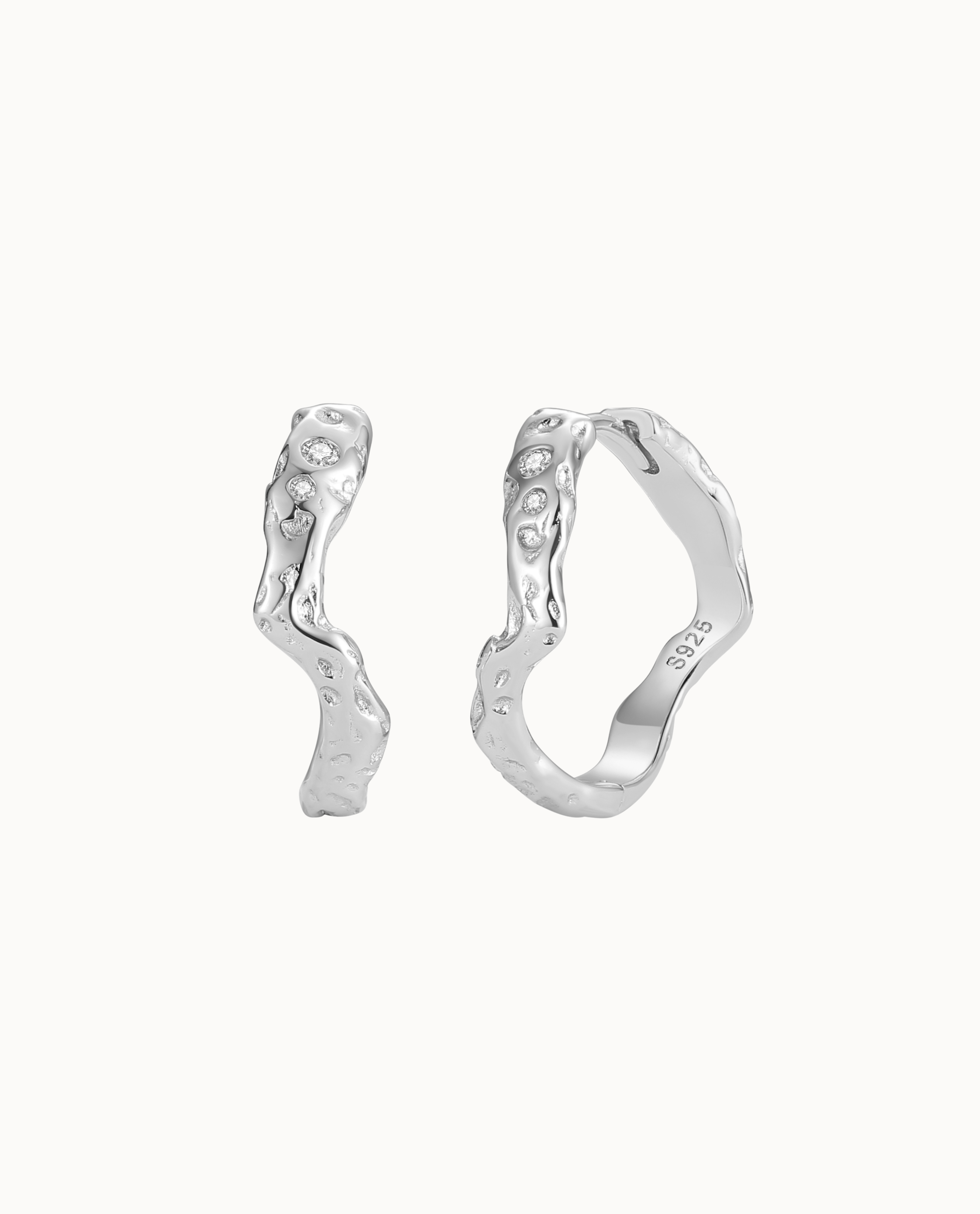 Elei Earrings – wavy hoops in 925 sterling silver with sparkling stone