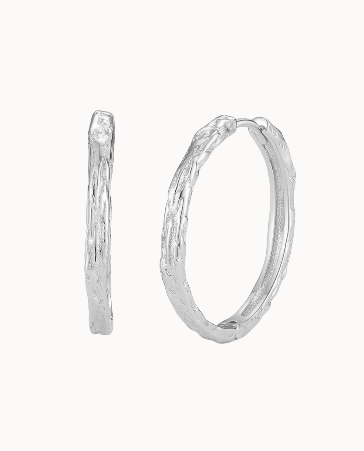 Elio Earrings L aus 925er Sterlingsilber – Klick-Creole mit organischer Struktur