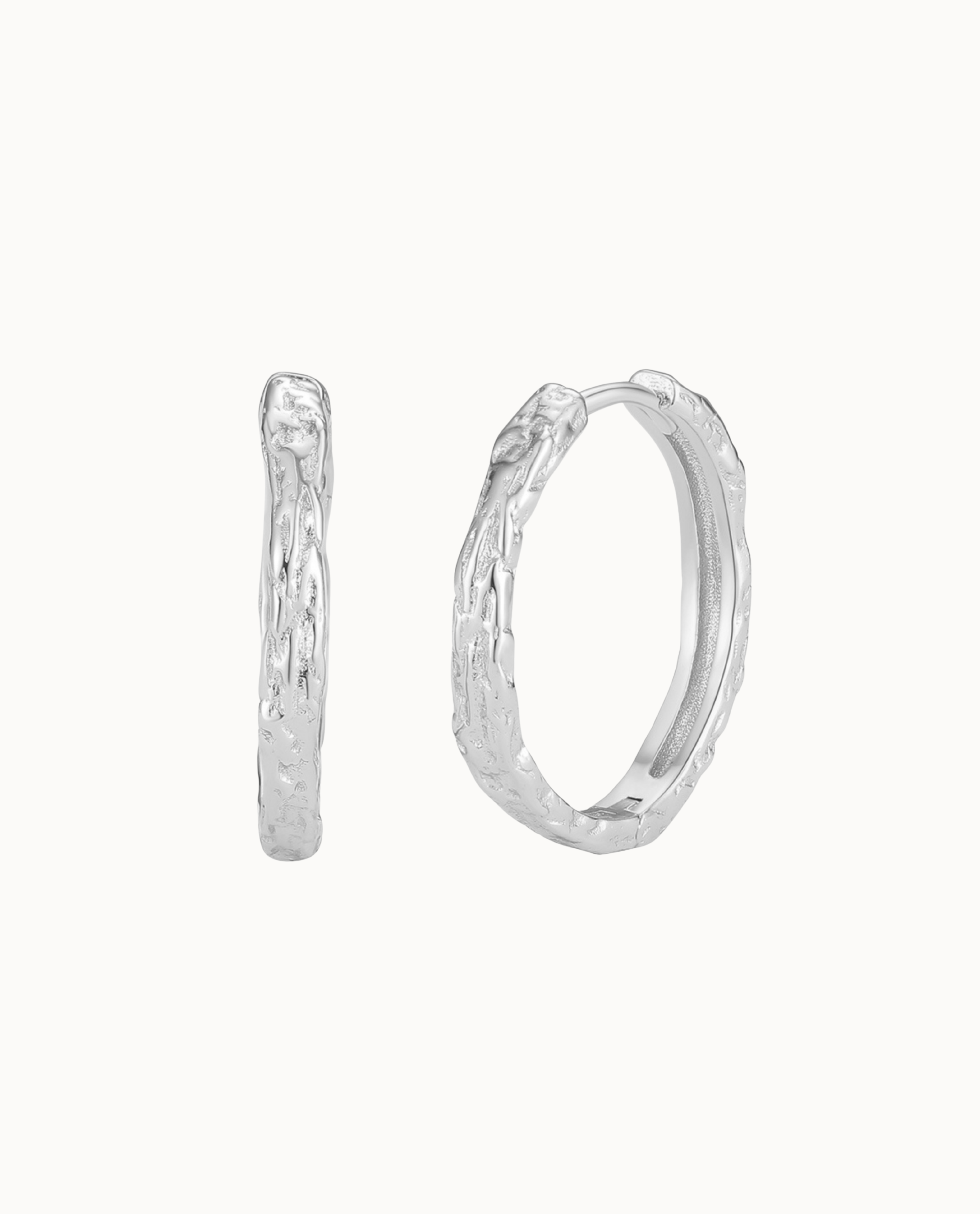 Elio Earrings M in 925 sterling zilver – klik-creool met organische structuur