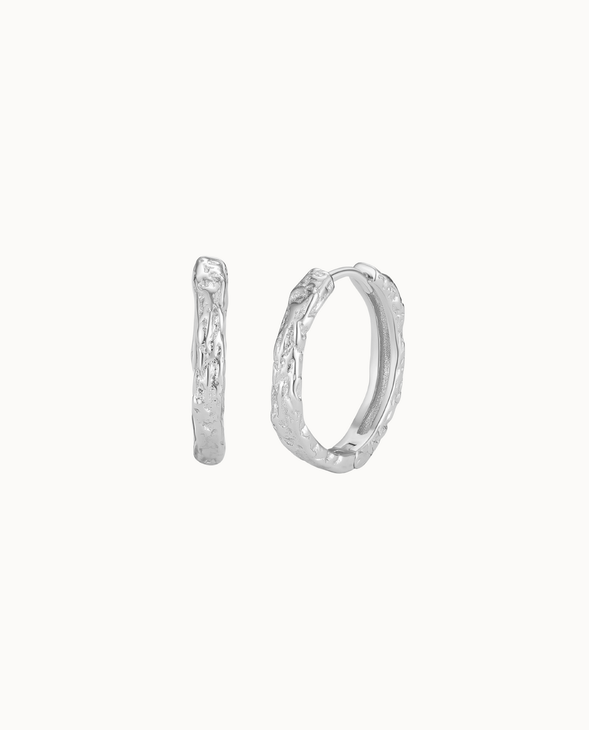 Elio Earrings S aus 925er Sterlingsilber – kleine Klick-Creole mit organischer Struktur