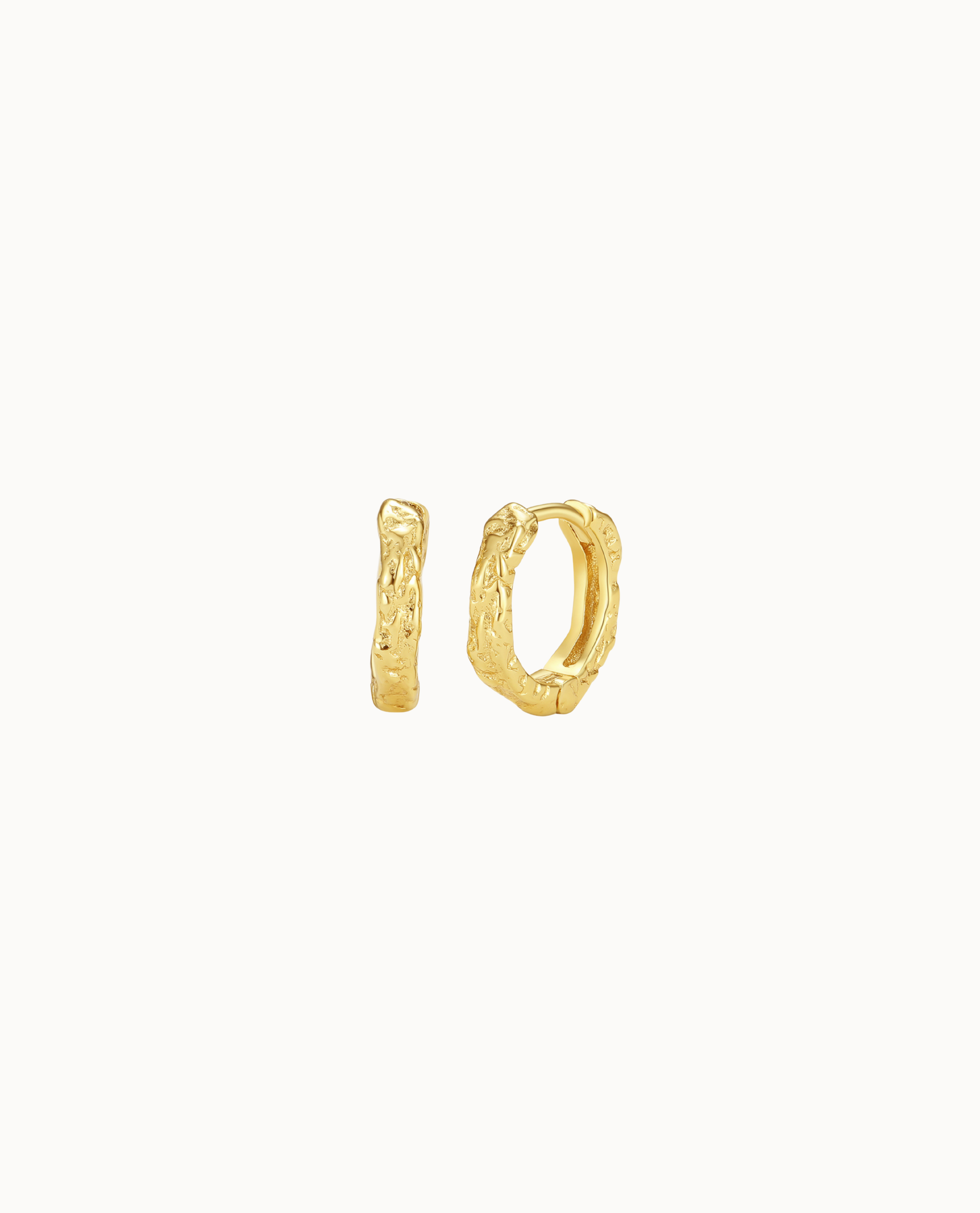 Elio Earrings XS in 18K verguld sterling zilver – mini klik-creool met organische structuur