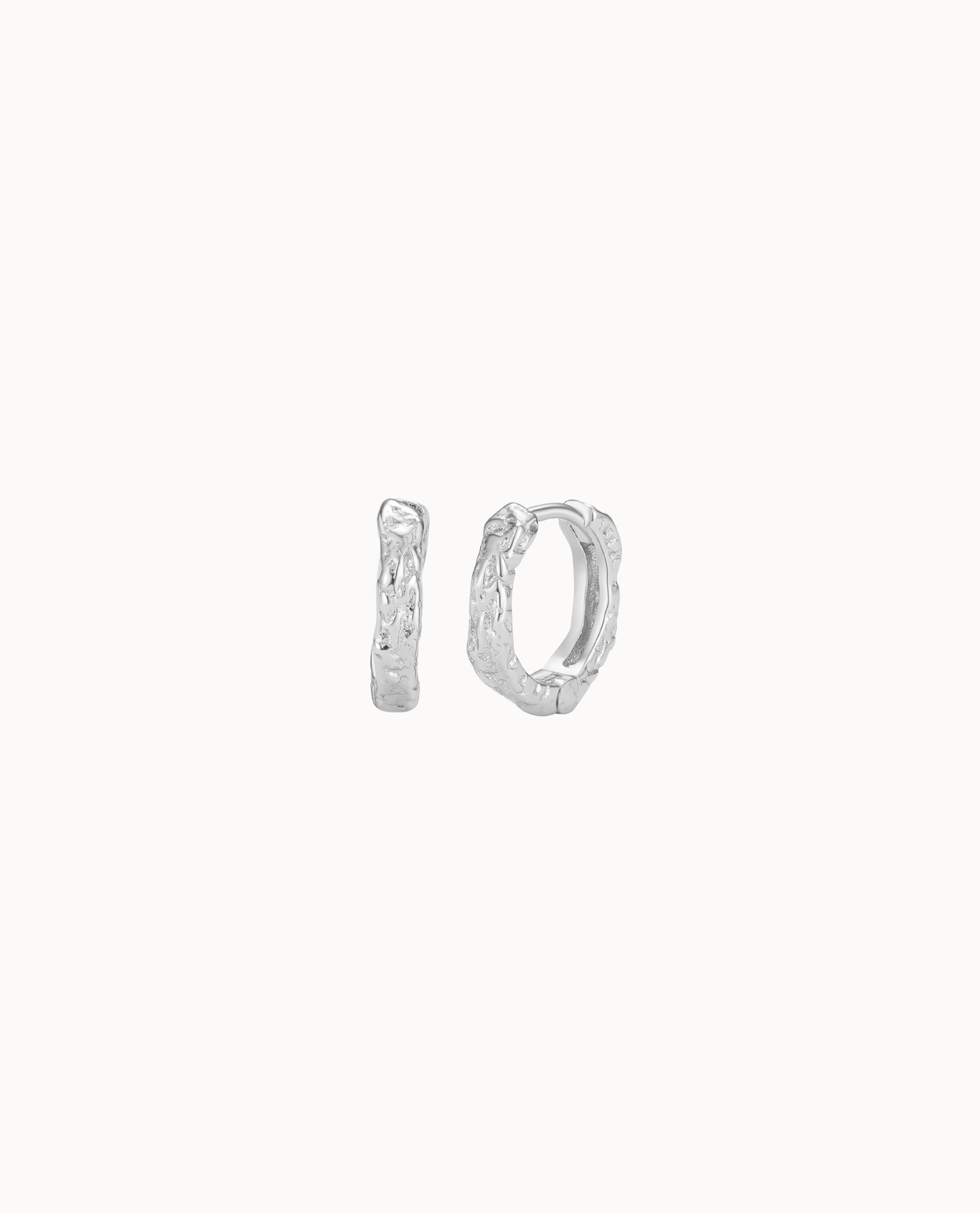 Elio Earrings XS in 925 sterling zilver – mini klikcreolen met organische structuur