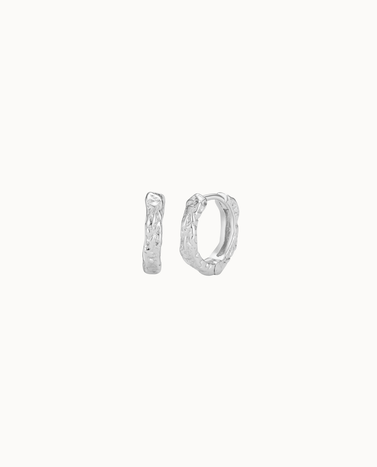 Elio Earrings XS aus 925er Sterlingsilber – Mini-Klick-Creolen mit organischer Struktur