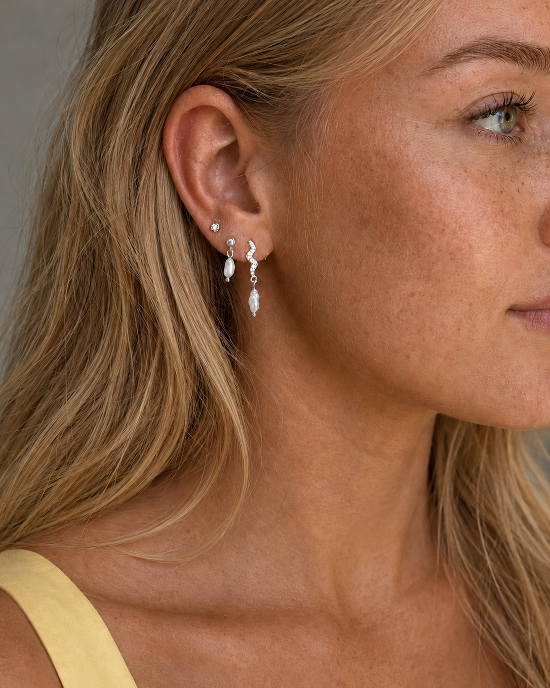 Elodie Ohrringe aus 925er Sterlingsilber mit welligem Design und natürlicher Perle