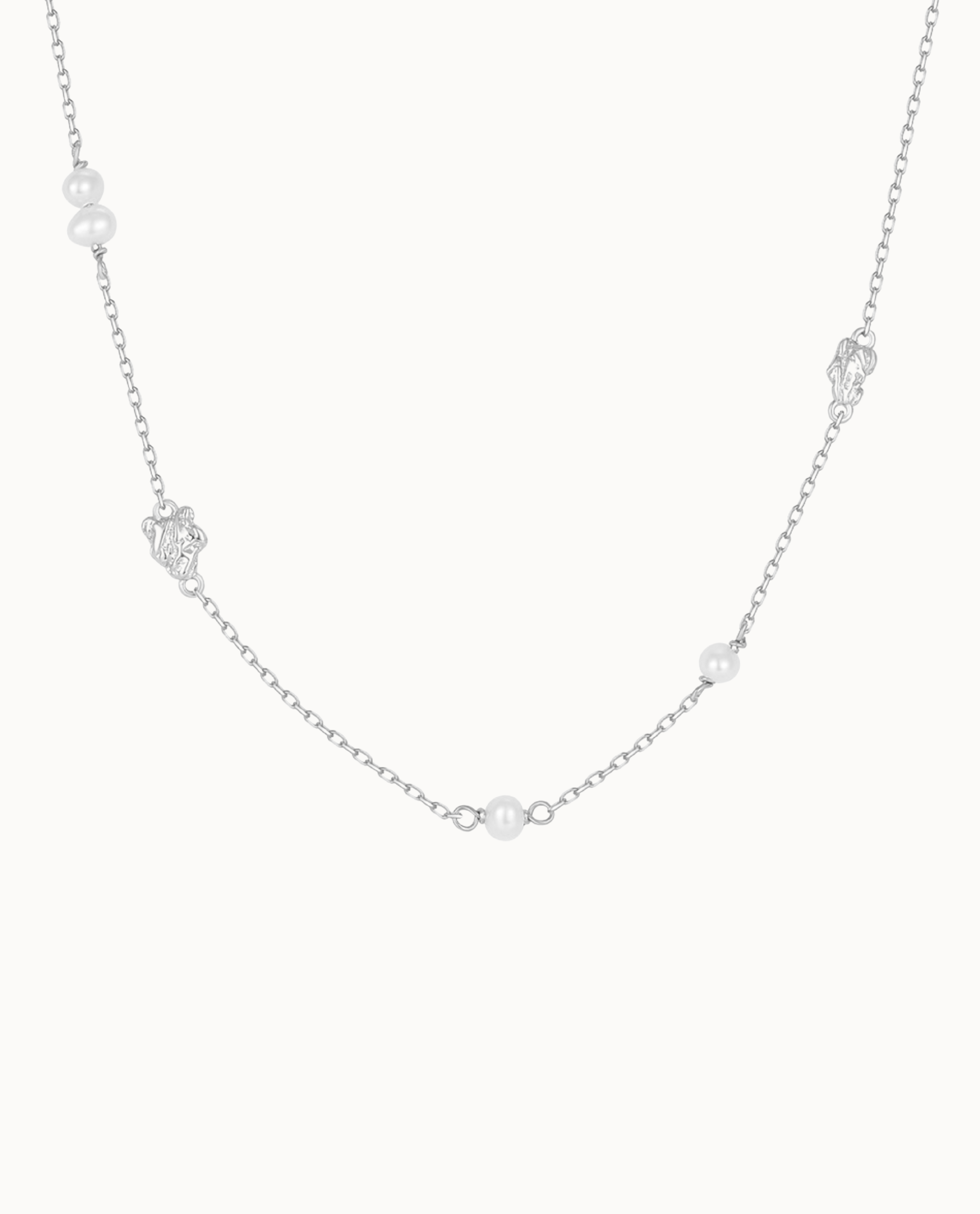 Ember Necklace i 925 sterlingsilver med sötvattenspärlor och organiska hängen